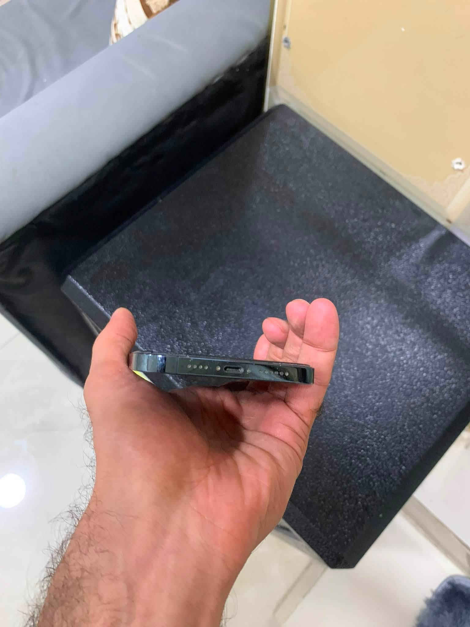 ١٢ برو ماكس دبل خط ذاكرة ١٢٨ وتر بروف بطارية ٧٠ جهاز بلادي شرق اوسط كارتونه ضايعة ملحقات فقط كيبل سعرة 475 قفل بدون عملة مكان بغداد المحمودية 
هاتف ***********

نص مكتوب في الصور:
- حول الاسم iPhone إصدار iOS 26.0.1 اسم الطراز iPhone 12 Pro Max رقم الطراز MGC33ZA/A الرقم التسلسلي G6TF47SX0D5H انتهت صلاحية التغطية القطع وسجل تاريخ الخدمة الأغاني الفيديوهات ١٩٦ الصور ٨٠٠ التطبيقات ١١٢ السعة ١٢٨ غ.ب. متوفرة ٥,٥٤ غ.ب.