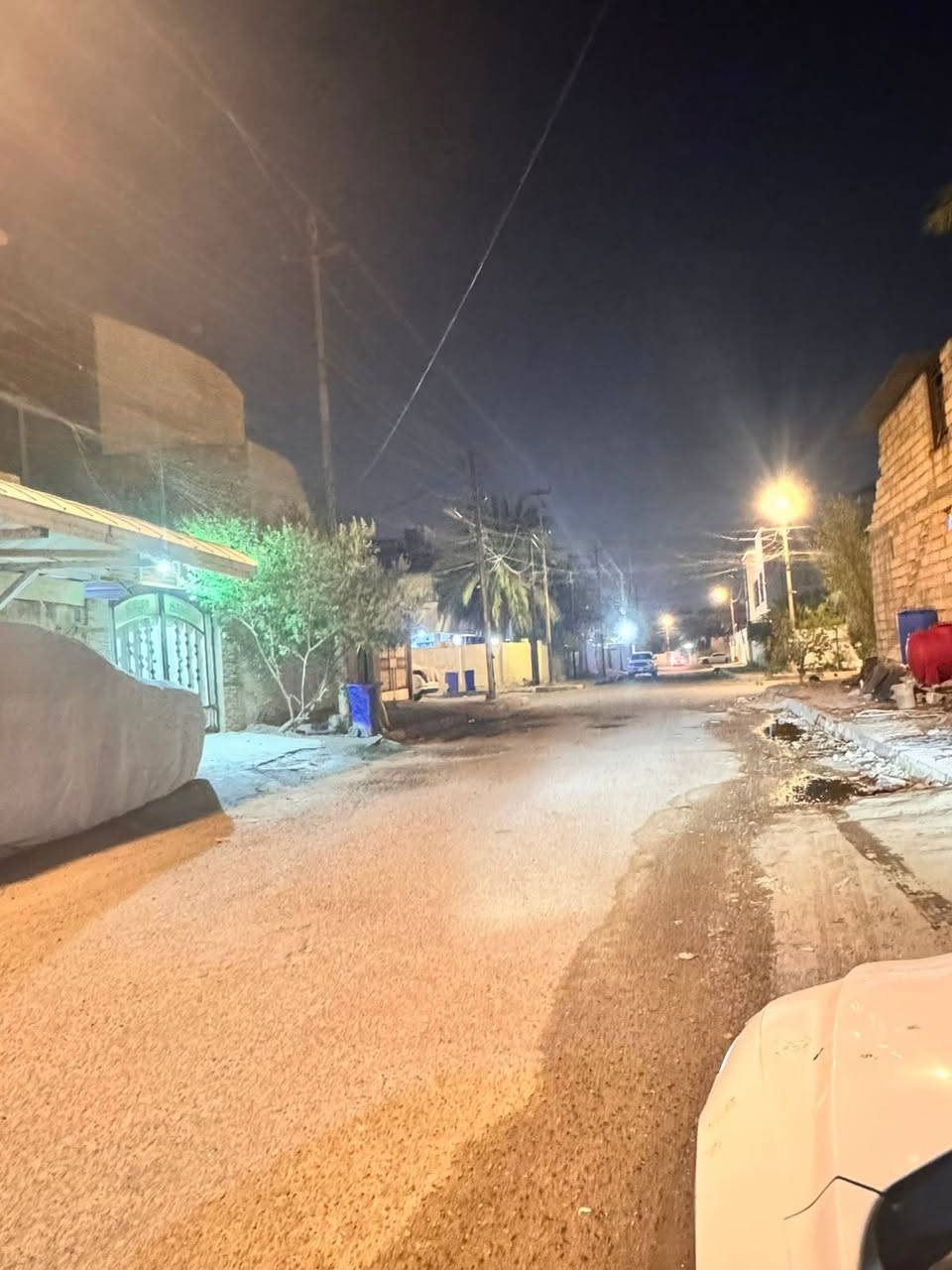السلام عليكم بيت طابو ملك صرف طابقين للبيع في الجنينة الاندلس المساحة ٢١٤ متر الواجهة ١٠.٧٦ متر والنزال ٢٠ متر الطابق الارضي غرفتين وصالة واستقبال ومطبخ وصحيات ٢ وكراج والطابق الثاني غرفتين نوم وصالة مفتوحة على المطبخ ومطبخ وحمام ومخزن وسطح ودرج داخلي ودرج خارجي معزول السعر ٥٥٠ مليون وقابل للتفاوض 
للاستفسار ***********
