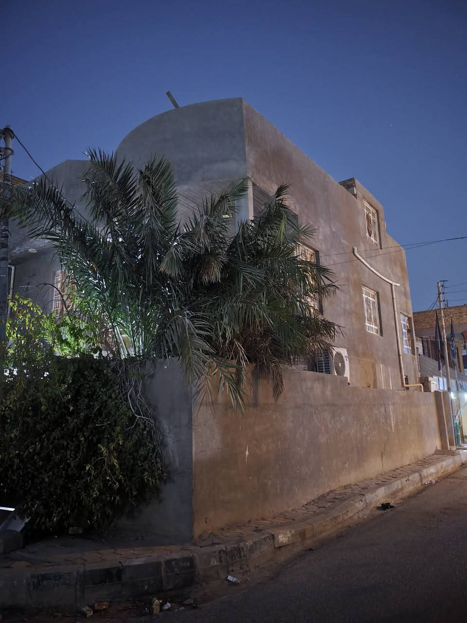 بيت للبيع مساحه 122 يحتوي على غرفه صاله استقبال مطبخ حمام داخلي وخارجي الطابق غرفتين وصاله وصحيات العنوان الشهداء نهايه شارع النص قرب دائره الكهرباء السعر 135 لتواصل ***********
