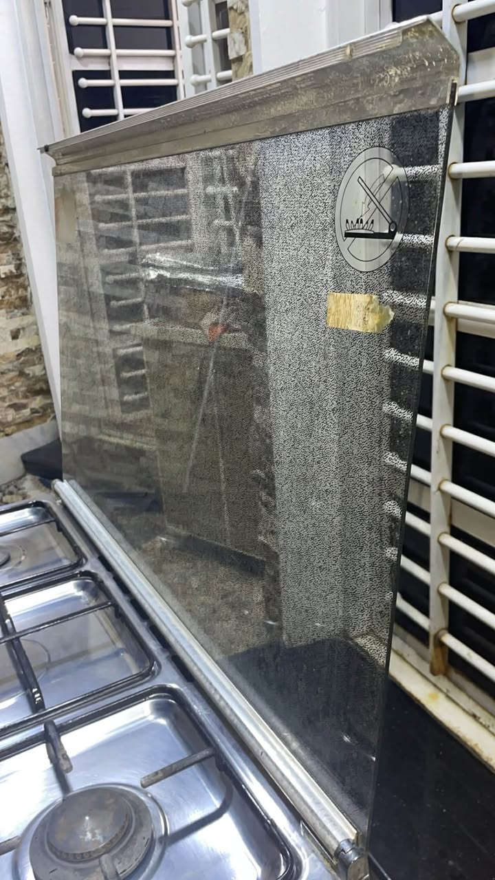 طباخ مستعمل نضيف سعره ٣٠٠ قفل للحجز والاستفسار واتساب ***********
