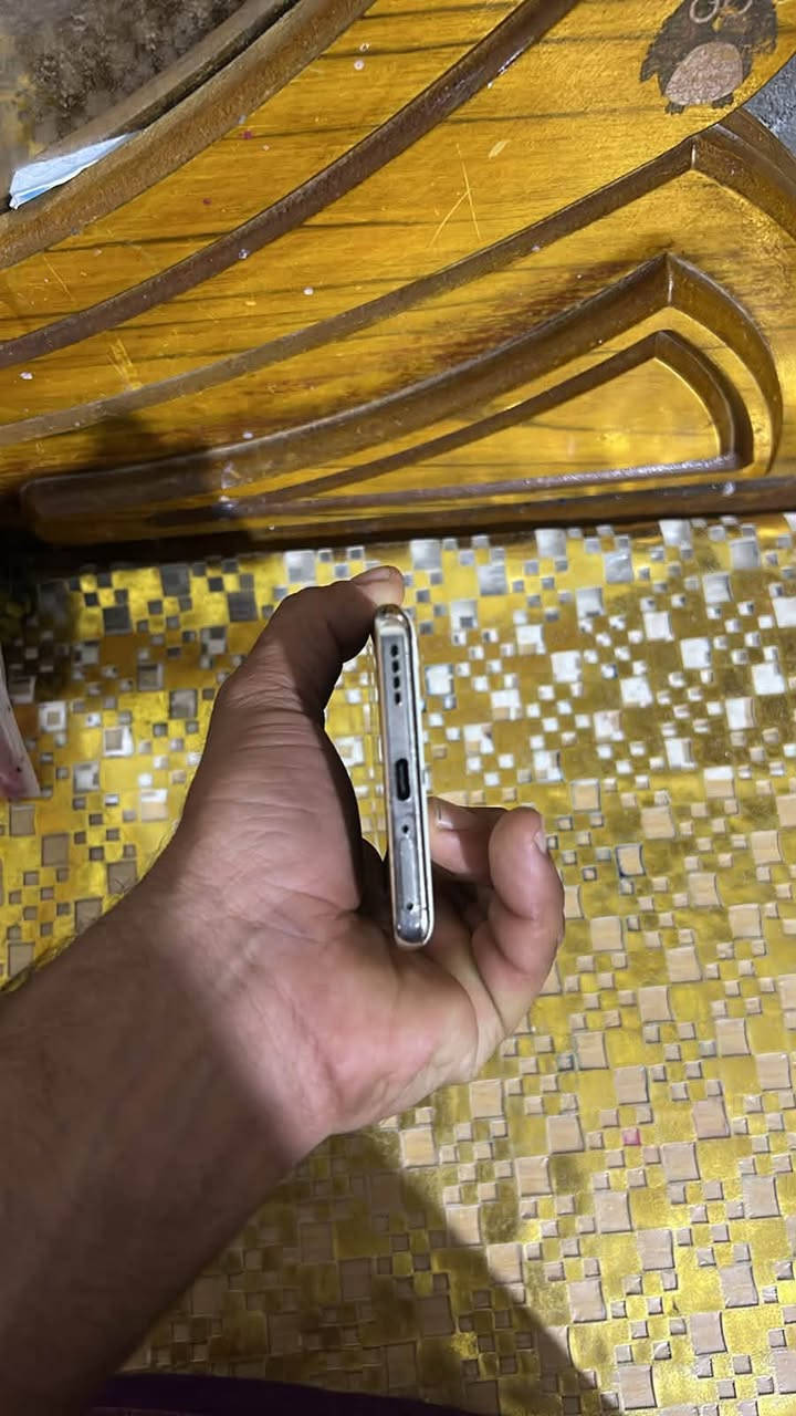 سلام عليكم جهاز ريلمي١٢برو5G
ذاكرة ٥١٢/شاشه144هيرتز ببجي فول👍
الجهاز بي ضربه بسيطه بل شاشه مامثره علي شلع وحرامات ابدل شاشه لن شاشته اصليه.
عنواني البصره ابو الخصيب 
سعره٢٣٠وبي مجال الطيبين ***********.
