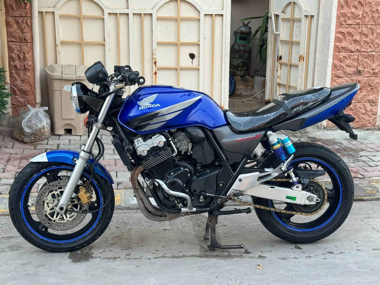 سلام عليكم
CB400 جیل ثاني تعليمي 

دراجە کفالە عامە من صبغ من الفتح من كهربايات  دراجه بدون عيب كمرك منفيس مدفوع وياها ٦ ورقه مديل2006  تايرات جديد وره و كدام  مكاني (ديالى خانقين) رقم. ***********
سعر خاص
