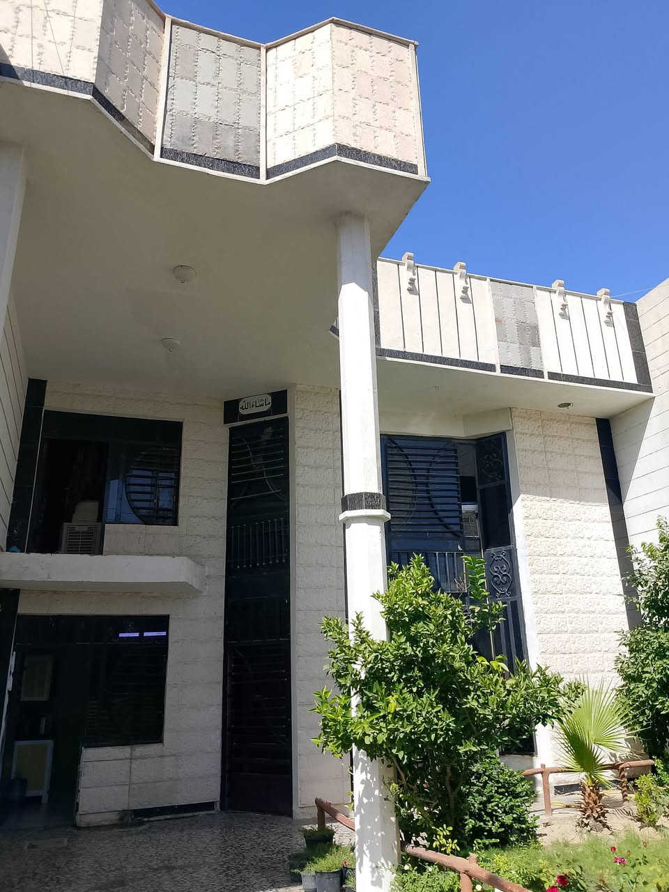 بسم الله الرحمن الرحيم دار للبيع مساحه 243 متر مربع حي الجهاد الضباط الفرع المقابل قاعة مزايا موقع ممتاز مقابل ساحل بناء ممتاز طابقين أربعة نوم استقبال 8 متر حمام عدد 3 طارمه كبيره حديقة كبيره باسمي رقمي *********** و*********** السعر جدا مناسب سعر الأرض  510 مليون

