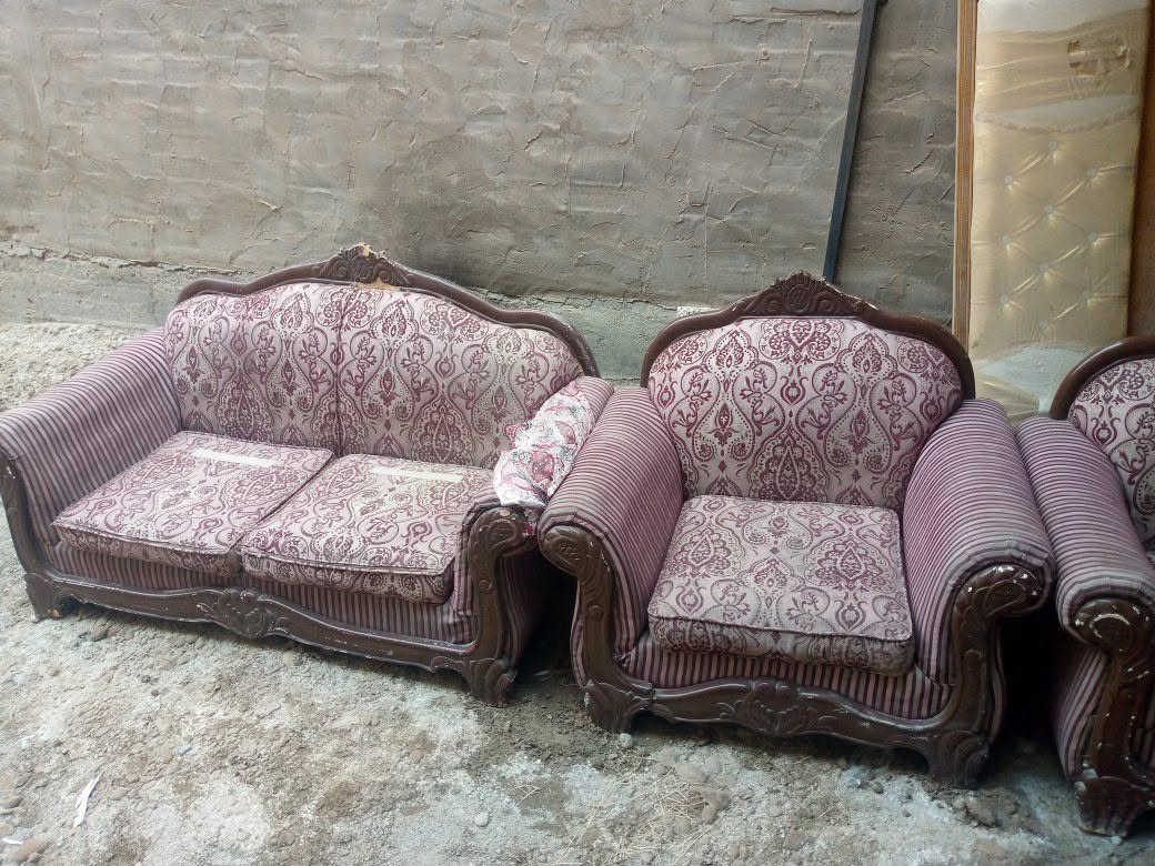 السلام عليكم غراض زايده عندي انطيهن بلثواب تخم قنفات وسرير نفر وبوفيه ملابس ***********
