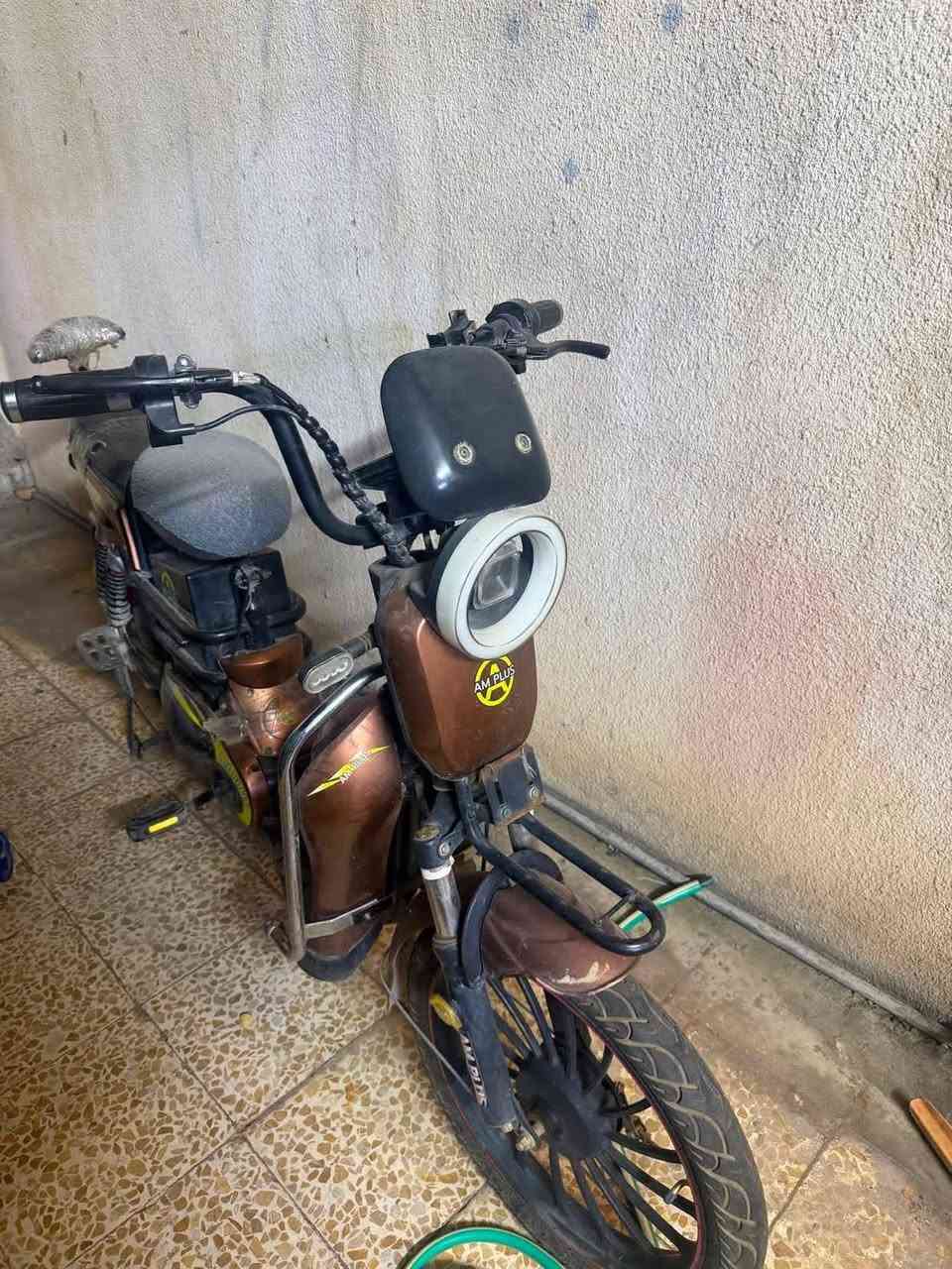 سلام عليكم دراجه شحن كل عيب مابيها مجرد بس بدون بطاريات سعر 180 وبي مجال كلش بسيط
