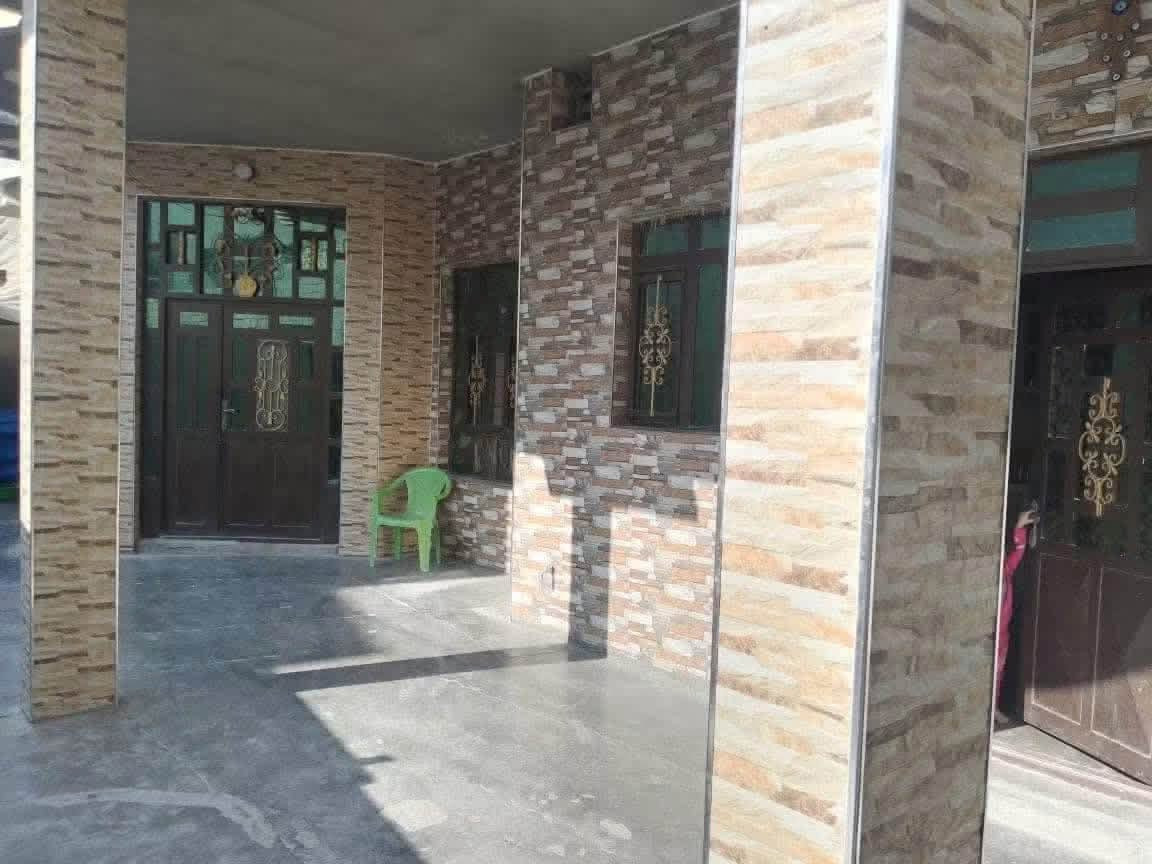 🏡 دار ركن للبيع في حي الازركية خلف جامع السراج المنير يبعد عن السدة ٣٠ م تقريباً بداية الازركية
                     📢 على بركة الله 📢
📍نوع الملك = طابو زراعي 
📍المساحة  = ٢٢٥ م٢
📍الواجهة = ١٤.٥م و النزال: ١٥.٥ م
📍 شارع : ٧ م مقابل شارع ٦م مباشرة نافذ الى السدة
📍بناء الطابق الاول طابوق والثاني بلوك

🔴مشيدات الدار من طابقين ويحتوي الطابق الاول على
غرفتين نوم وصالة واستقبال ومدخل ومطبخ وحمام وصحيات عدد/٢ وممشى جانبي ومنور 
🟢مشيدات الطابق الثاني
ثلاث غرف نوم وصالة

🟨سعر بيع العقار : ٨٨ مليون دينار مع المجال 

🟢مكتب دجلة الهندسي للعقارات حي الجولان قرب صناعة الجولان للسيارات مجاور سوبر ماركت الهلال
للاستفسار الاتصال
*********** 
 *********** 
***********
