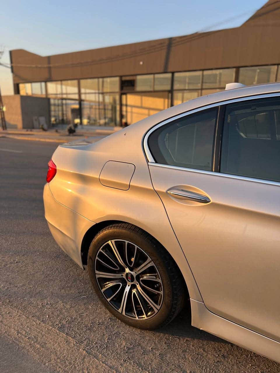 السلام عليكم BMW F10 520 لبيع   - موديل 2013 • الحالة: كلين بدون صبغ Twin Turbo 2000 :المحرك 
• ويل M
المواصفات الإضافية: · فول أوبشن · مري شفط · 5 بردات · شاشة · كاميرا · بصمة · فتحة حساسات 360 · نظام توفير الوقود وبعد موصفاتها المعروفه 160 بيها مجال موقع السياره موصل سيارة بسعر فورتي بلاااااش 🔥
 ***********
