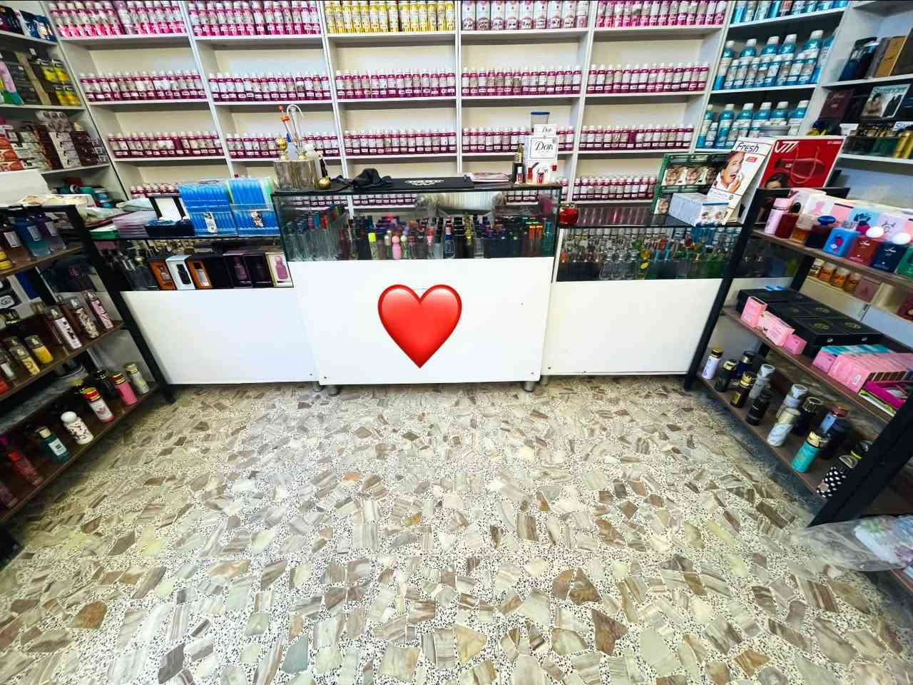 فاترينات زجاج • مغلفهن أبيض • مدينة الصدر