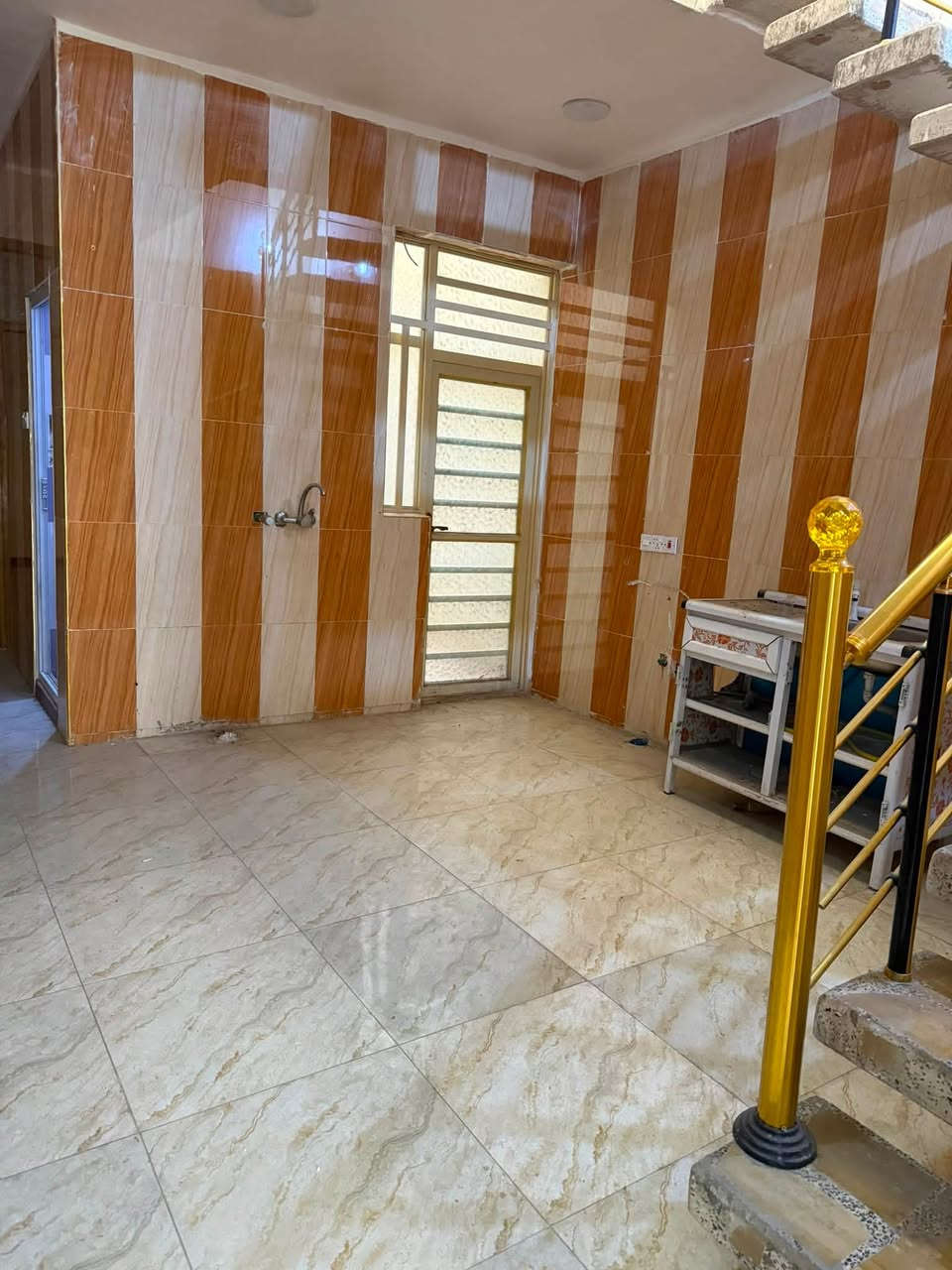 السلام عليكم للبيع بيت مساحه 80 م الواجه 4 س ونزال 20  يحتوي البيت على 3 غرف نوم وستقبال ويحتوي على ثلاث حمامات ومطبخ حار بارد البيت كلش جديد وفارغ العنوان حي البستاين شارع احمد الوائلي شارع الشيخ منهل قريب شارع العام الاستفسار رقم ***********
