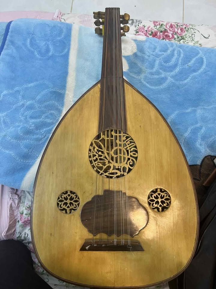 عود محمد فاضل للبيع قطعة نضيفة واصلية صنع عام 1989 حيث كان يقتنيها الملحن نصرت البدر السعر 16 ورقة قفل الشراي المراسلة او الاتصال ***********
