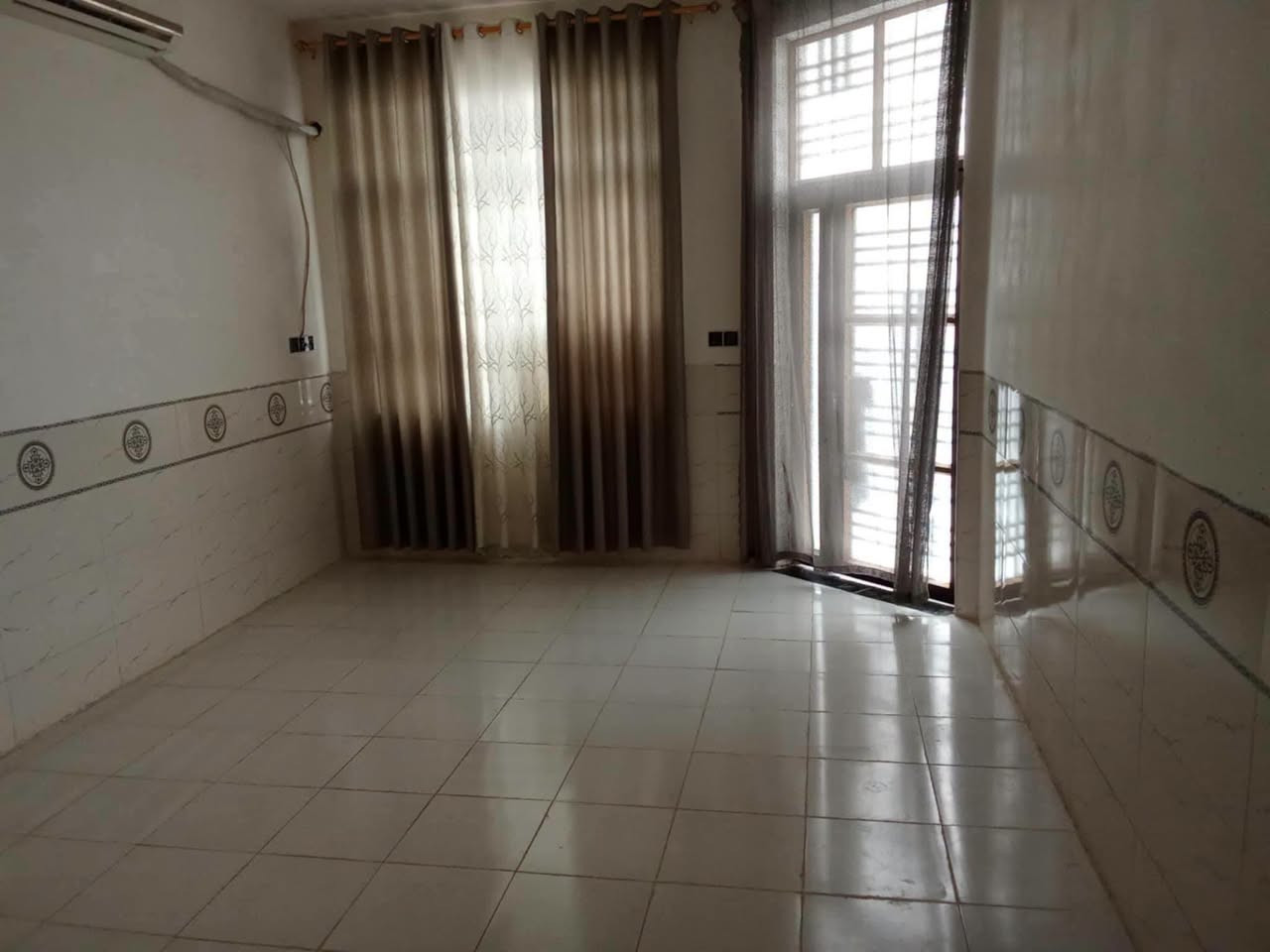 (( عرض بيت للبيع  بسعر مغري ))
                           🌹🌹  تم تنزيل السعر 🌹🌹
للبيع دار بناء حديث فول طابو زراعي سند 25 مساحه 150متر طابق واحد غرفه وصاله ومطبخ وكليدور مجمع صحيات داخليه وخارجية ومناور عدد 2 وكراج وحديقه عرض الشارع 9متر العنوان مدخل سيد علي بجهه زوير 
❤️❤️❤️السعر  ٨٢ مليون قابل للتفاوض ❤️❤️***********
***********
