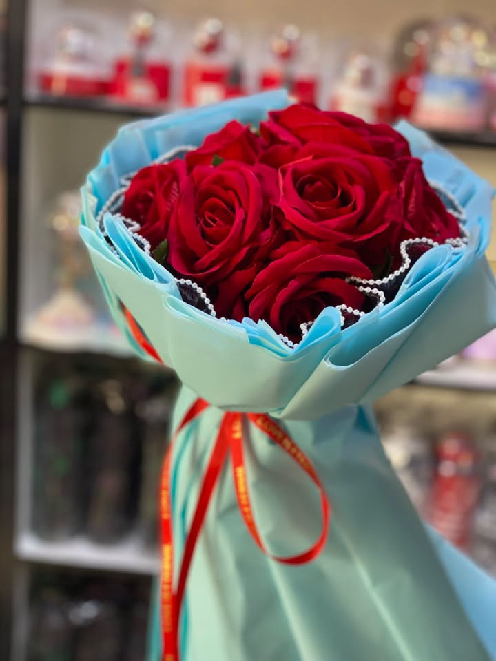 مكتبة احمد شعنون 
🌸💐 بوكيهات ورد أنيقة لكل مناسبة 💐🌸
خلي هديتك تحچي عن مشاعرك بأجمل طريقة ❤️
بوكيهات ورد بتنسيقات راقية ومميزة، مناسبة لـ:
🎁 أعياد الميلاد
💍 المناسبات الخاصة
❤️ التعبير عن الحب
🌷 الزيارات والهدايا

اختار البوكيه اللي يعجبك وخلي لحظتك أجمل 🌸✨

📍 مكتبة أحمد شعنون
📞 ***********
🚚 متوفر توصيل

#مكتبة_أحمد_شعنون #بوكيهات_ورد #ورد #هدايا #هدايا_مميزة #هدايا_ديالى #الخالص #تنسيقات_ورد #هدايا_حب #هدايا_مناسبات
