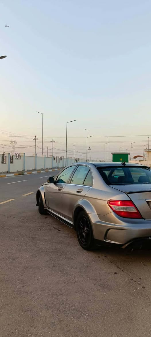 السلام عليكم للبيع او مراوس بسيارة وفرق مارسيدس c300 2009 رقم بغداد انكليزي محرك 6 سلندر محرك كير جدد تبريد شغال عوزها شغلات كلش بسيطه ضربه ما بيها السيارة معدله من الخارج فايبر كلاس بنيد جاملغات اماميه نفخات جاملغ دعاميات كله فايبر بيها هواي تفاصيل معروفه مواصفاتها فول السيارة مكاني كوت ***********
