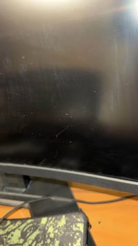 شاشه GIGABYTE G32QC  غنيه عن التعريف بيها شخط خفيف مينشاف اصلا وماماثر...