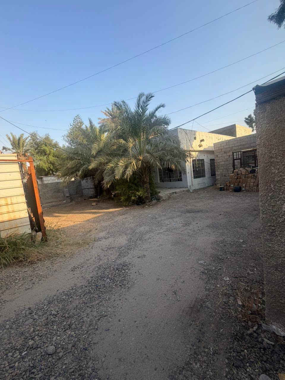 يالله    اعلان : عقار للبيع ( زراعي    في الزعفرانيه 

🔸 موقع العقار :  نهايه شارع المعهد قرب الشارع العام 

الدار قديم في زمن انضام يعني اصولي 
 

🔸 مساحة العقار : (400) 

🔸 جنس العقار : ,زراعي 

🏗 الدار يحتوي على بناء 150متر  استقبال صاله مطبخ 

صحيات غرفتين نوم 

طابق ثاني يحتوي على غرفتين نوم صحيات صطح كبير 

🏕 مع حديقه مساحه مساحه 250

للاستفسار يرجى الاتصال بلرقم او اتصال او واتساب 

***********

او مراجعه مكتب الاماكن للعقارات
