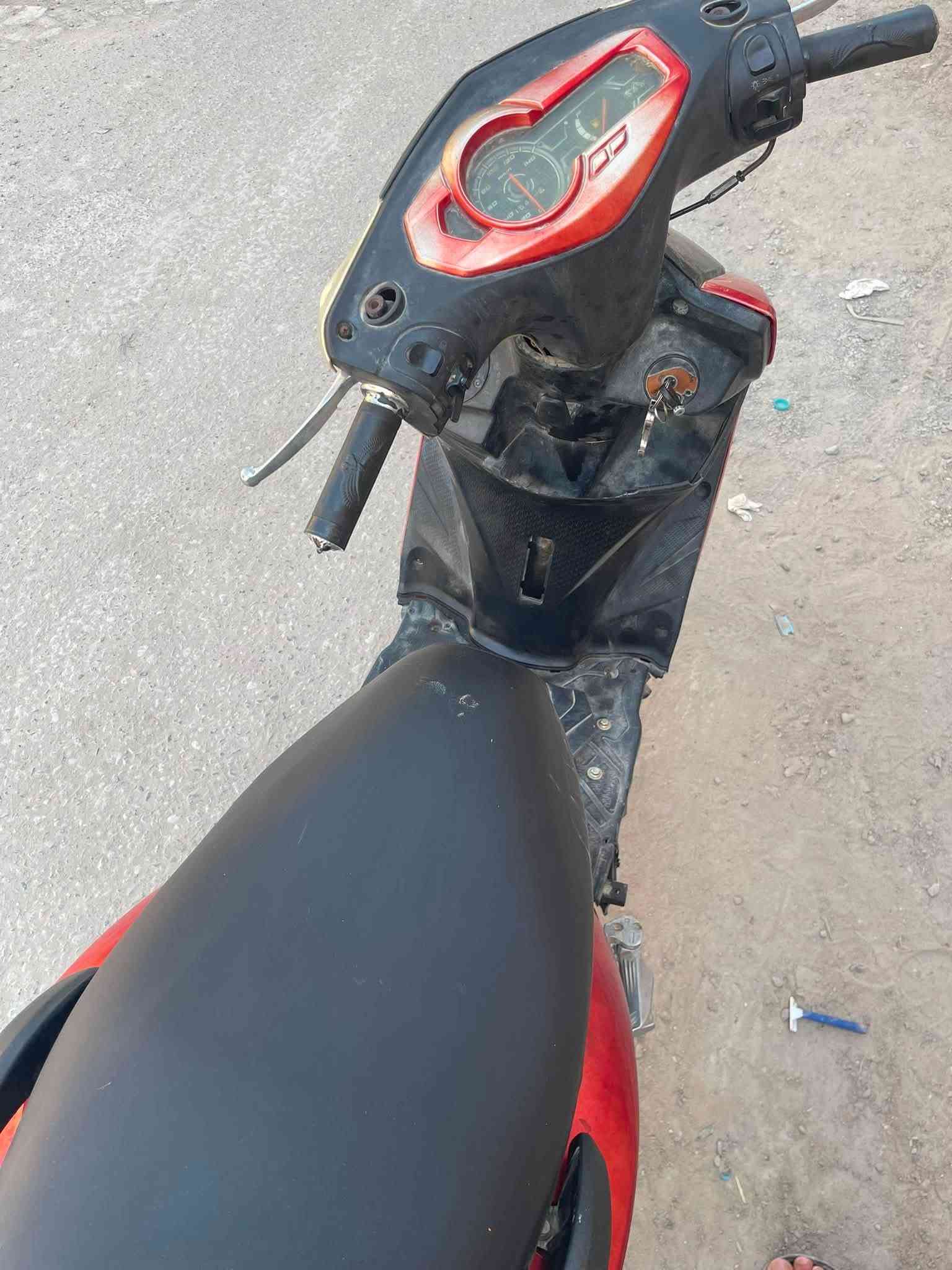 السلام عليكم : دراجه ماكس سكنس 🏍️
1محرك ياباني وليس صيني🚀
2شغاله هندر +سلف🔋
3كهربائيات شغاله بلكامل🔋
#العينه شغالع مع البانزين بس ربط فيشه
4صندوق شغاله مع قفال🔐
5سكان قفال بلكامل🔐
6تبديلت دهن جديده
7لايت عالي مع ناصي مع رماش💡
8تايرات جدد بلكامل 
9سعر الدراجه 325 مجال بصيط جدا
للاستفسار :***********
