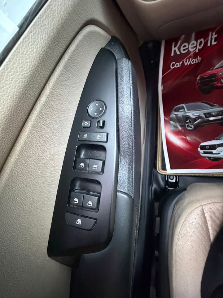 Kia Sportage 2025 – خليجي S

* موديل 2025
* خليجي
* فئة S
* محرك 2.0
* كير أوتوماتيك AT
* دفع أمامي
* لون أبيض
* داخلية بيج وأسود
* مقاعد قماش
* شاشة وسطية مع Apple CarPlay / Android Auto
* تحكم بالمقود + تحكم بالصوت والمكالمات
* تشغيل بصمة/زر Push Start
* فرامل يد إلكترونية EPB
* Auto Hold
* مثبت سرعة
* تحكم كامل بالنوافذ والمرايا كهربائياً
* مكيف أوتوماتيك
* وضعيات قيادة متعددة
* جنوط ألمنيوم سبورت
* حساسات أمامية وخلفية
* كاميرا خلفية
* إضاءة LED
* مرايا كهربائية
* Roof Rails
* تصميم Sportage الجديد  
* ⁠للأستفسار ***********@@@@@
