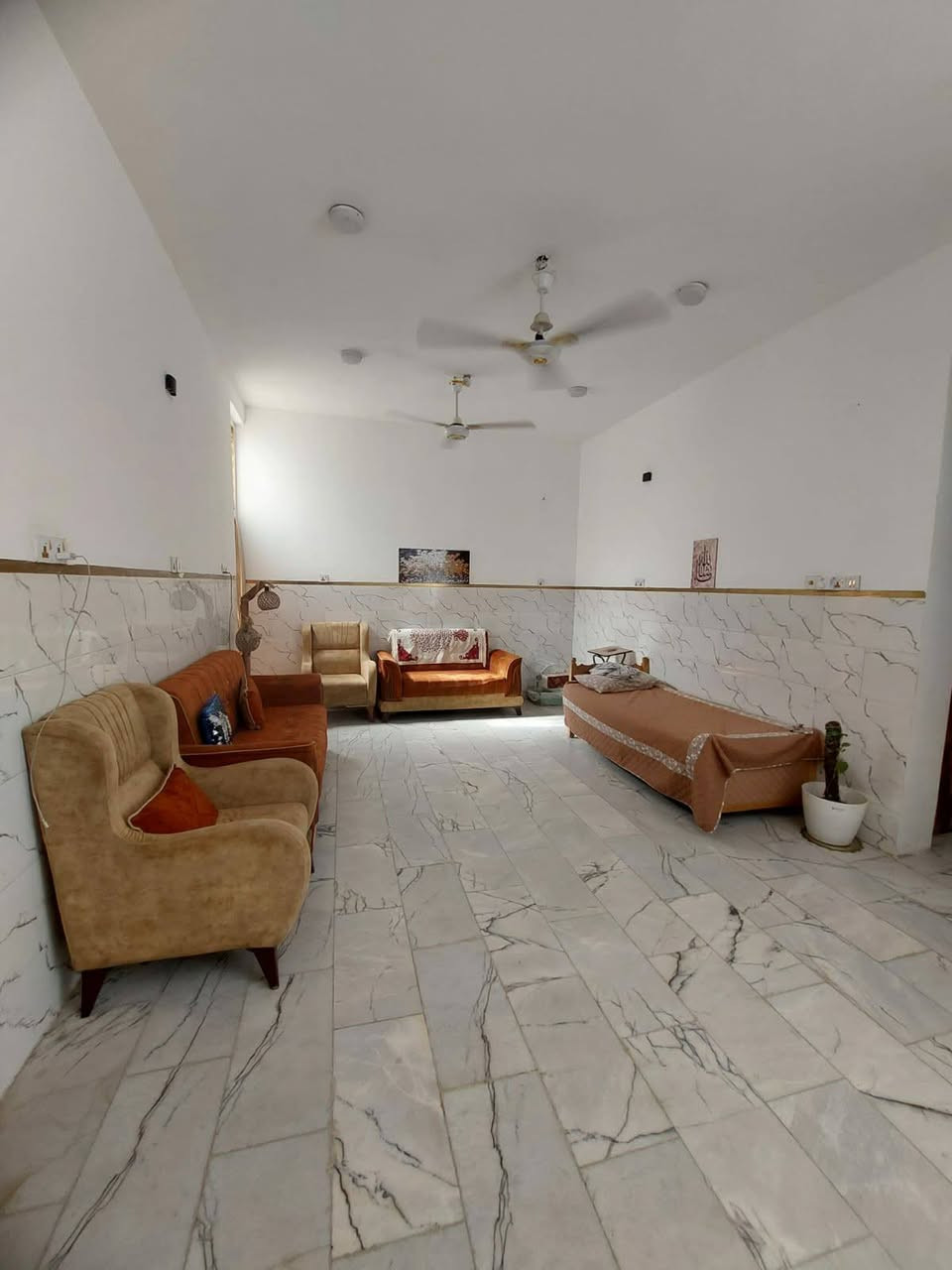 🏡 دار للبيع – طابو صرف (تحويل مباشر)
📍 الموقع: شارع 80 قرب مدينة الألعاب أرض بابل خلف التجاري مباشرة.
📐 المساحة: 201 م²
مواصفات الدار:
 ● 3 غرف نوم
 ● صالة واسعة
 ● كلدور
 ● مطبخ حار وبارد
📞 للاستفسار:�الاتصال أو التواصل عبر واتساب على الرقم:�***********
