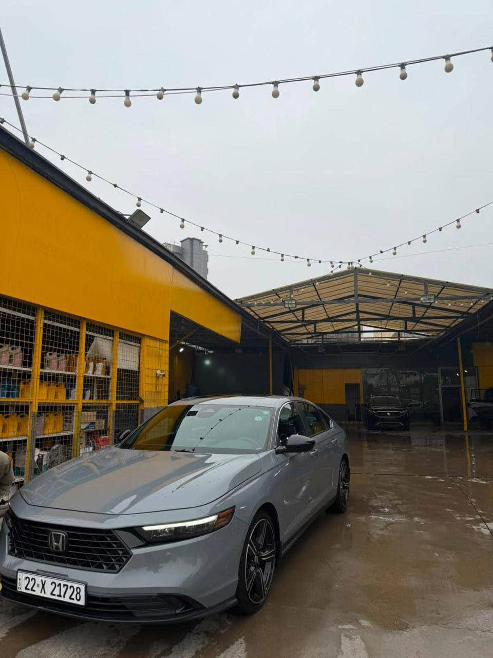 العنوان: للبيع: هوندا أكورد 2023 هايبرد 2.0L — لون سمنتي مميز (أربيل) ⚡️🔥

المواصفات الفنية:
• المحرك: 2.0 لتر هايبرد (2.0L Hybrid) - تجمع بين القوة والعزم مع اقتصاد ممتاز بالبنزين.
• سنة الصنع: 2023
• الماشية (المسافة المقطوعة): 40 ألف ميل.
• اللون الخارجي: سمنتي (رمادي مميز).
• اللون الداخلي: [اسود ]
أبرز المواصفات:
.Android Auto و Apple Carplay شاشة كبيرة تدعم •
.(Honda Sensing) أنظمة سلامة ورادار متطورة •
• فتحة سقف / وضعيات قيادة متعددة.
• تشغيل بصمة + تشغيل عن بعد.
> تفاصيل الضرر والحالة:
• البنيد: تبديل.
• الجاملغ (جهة السكن): تعديل بارد فقط.
• باقي السيارة والسيستم الهايبرد والمحرك بحالة ممتازة
وشرط الفحص.
💰 السعر المطلوب: 187 ورقة ($18,700) (قابل للتفاوض البسيط للجادين).
📍 المكان: أربيل
📞 للتواصل: [***********/ واتساب] أربيل, العراق
