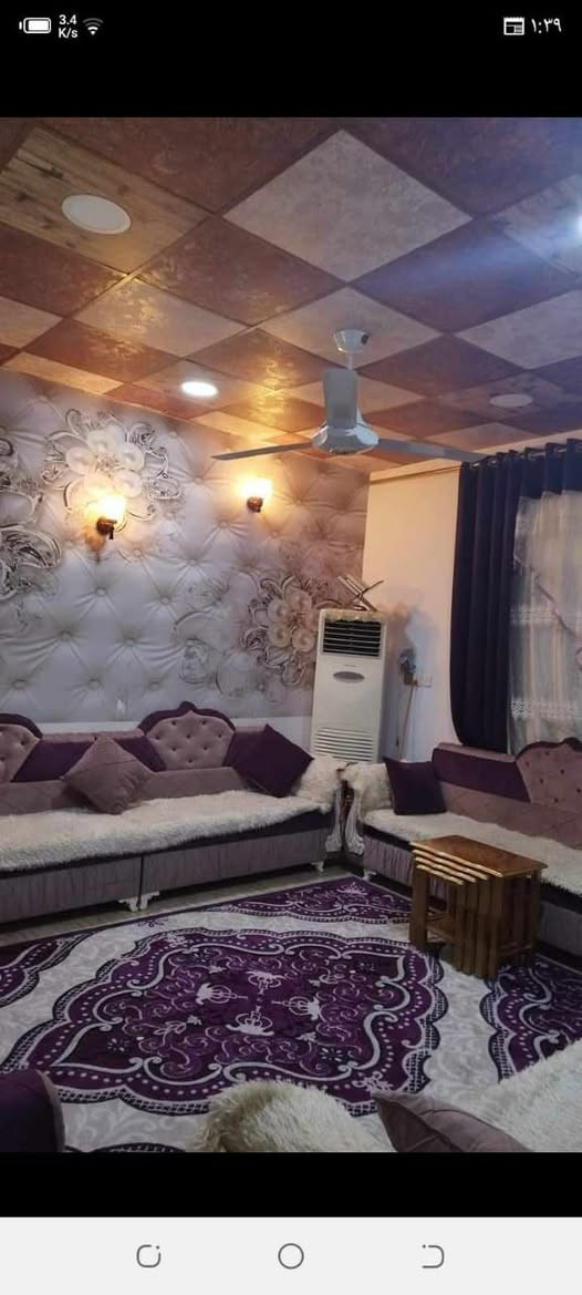 سلام عليكم بيت 100متر مربع طابقين للإيجار يحتوي الطابق الأول على غرفه منام واستقبال ومطبخ وصحيات والطابق الثاني يحتوي على غرفتين نوم ومطبخ وصحيات وبلكونه سعر الايجار 375الف وبي مجال بسيط الماء والكهرباء على صاحب الدار  الاستفسار ***********او*********** العنوان كركوك خمس وخمسين بل بدايه مقابيل دوميز
