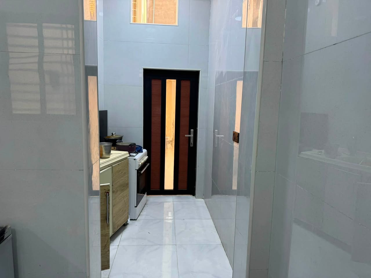 السلام عليكم بيت للبيع مساحه 200 بل موحيه بناء حديث كونكريت غرفتين وصاله واستقبال ومطبخ حار او بارد وصحيات داخل اوخارج مطلوب اسكان 60 للستفسار ***********
