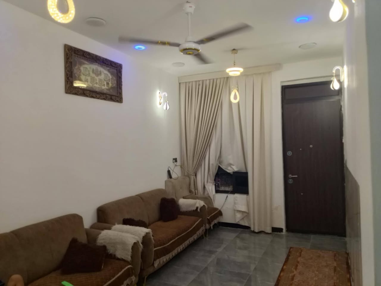 السلام عليكم بيت 80متر الواجهة 7الى ربع وانزال 12وربع طابو صرف بسمي بناء حديث طابق واحد جاهز يتكون من استقبال وحمام ومطبخ  وغرفة نوم والثاني غرفه نوم وخدمات بيتونه وسطح المكان الشرطة الخامسه شارع الصوره مال سيد مزهر نفس قريب من مدرسه الماجدات للتصال ***********
