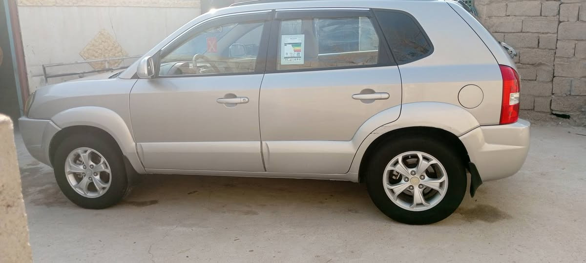 هونداي توسان وارد خليجي 2009 رقم بصره تحويل باسم المشتري محرك 2000 سياره كفاله من كل شيء السياره الجديده للبيع او مراوس شنو عندك تعال خاص حسب القناعه العنوان بصره خور الزبير *********** السعر 107
