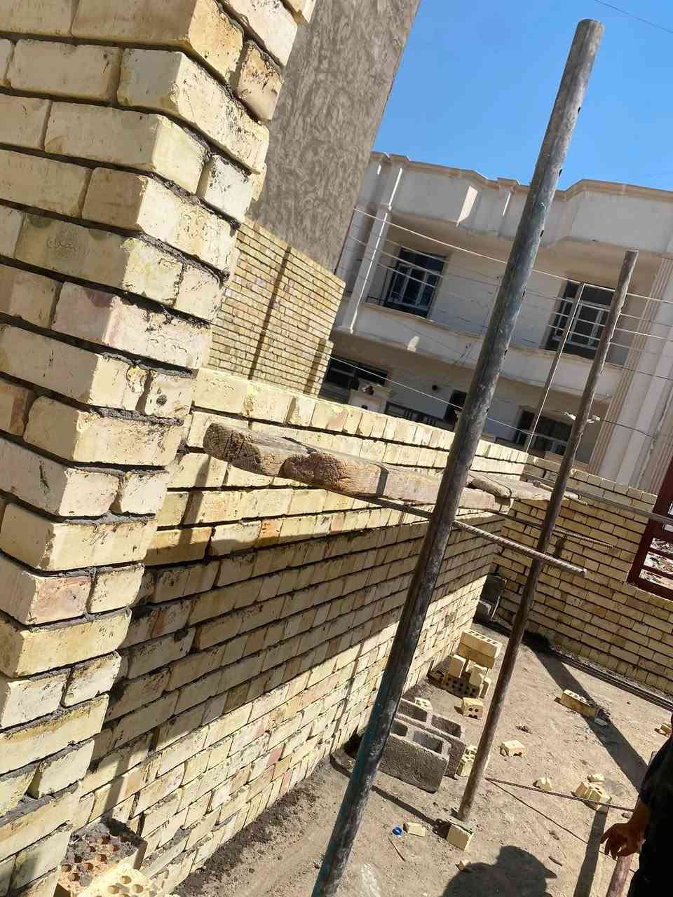 مفاجأة🌹
اقرأ الأخير واختار الي يناسبك
بيت العائلة تبني بعروض مخفضة اسعارنا تنفسيه من العالميه للمقاولات

1-عرض هيكل ب(180) ب (200 )ب (220)الف للمتر الواحد
2- عرض بيت كامل تسليم مفتاح (400) للمتر الواحد المناور لاتحسب في المتر 
💯💯💯💯💯💯
عرض تسليم مفتاح بسعر (400) الف دينار للمتر 

اولاً/ ورفع انقاضه وتسوية الارض وتهيئتها للبناء.

ثانياً / ارتفاع الدار
1. الطابق الأرضي (310 سم )
2. الطابق الثاني والثالث  (300 سم)

ثالثاً / مواد البناء
1. الطابوق جمهوري .
2. الاسمنت نوع جيد.
3. الرمل والحصى المغسول.
4. حديد تسليح عراقي نوع FFخاضع للفحص 

رابعاً /
1. تعديل الارض-
2. قشط وتسوية الأرض.
3. فرش تراب والسبيس(20)سم .
4. معالجة الأرض بمادة الكلوردين.
5. فرش طبقة من النايلون الزراعي
6. الصب:-
• الرفت: للبناء الفعلي بارتفاع 30 سم
• الاسس الشريطية: للأسيجة 
• البتلو- 10 سم

خامساً / الابواب والشبابيك
1. الابواب
• الباب الخارجي- حديد
• باب الاستقبال - قاصه
• ابواب الغرف- تركي اوخشب  صاج 
• ابواب الحمامات - المنيوم 
• ابواب المناور والترك البيتونه والمطبخ – الحديد.
2. الشبابيك
• فريم حديد والمقطع (P.V.C) مع عمل كتيبه حمايه بسعر (30) الف دينار للمتر المربع الواحد.

سادساً/ صب السقوف:- بالكونكريت الجاهز بمقاومة انضغاط (35 mpa)

سابعاً / المجاري
تتم المباشرة فيها من البنى التحية  وتتضمن:-
1- بوري حجم اربعه  انج نوع الامل الشريف او البركة.
2- تثبيت المنهولات واغطيتها 
3- ايصال انابيب تصريف الحما مات ومرفقاتها.
4- ايصال انابيب تصريف مياه الامطار من السطوح والمناور. 

ثامناً / اسالة الماء
1- نوع البوري ومواصفته / كوي تركي.
2- نوع الخلاطات  والحنفيات/ تركي. 

تاسعاً / الكهربائيات .
1- السويجات والبلكات نوع اديسون .
2- نوع السلك - نحاس 

عاشراً / السلالم ( الدرج )
1- نوع بناء السلالم / كونكريت مكسر. 
2- نوع بآيات السلالم / تركي  للبأيه والمراية.
3- نوع محجرات السلالم/ المنيوم.

الحادي عشر/ اللبخ والابياض / عمل بالمساطر كل (80) سم .

الثاني عشر / الارضية /الطابق الارضي والاول والبيتونه  بورسلين او كلشي عن لايزيد سعر المتر عن (9 الف ) الف دينار
الحمامات – سيراميك / هندي او يراني 
 المناور- ( حسب نوع  الأرضي )

الثالث عشر / جدار الحمامات والمطابخ
1- الحمامات-  هندي درجةاولى لسعر المتر ٩ الف
2- المطبخ -هندي درجه اولى لسعر المتر ٩ الف 

الرابع عشر / السطوح 
1- الاشتايكر
2- ملحقات الاشتايكر
3- فلانكوت طبقتين _ زفت _ الزميج _
   الخامس عشر / 
2- نوع الجام - 4 ملم حسب الاختيار.
 السادس عشر / الواجهات-(تحدد بعد التصميم)

هذه المواصفات تنجز بسعر(400)
دينار للمتر المربع الواحد ( ذرعة هندسية )

للتواصل زيارة مكتبنا العدل داخل مثلث الذهبي قرب جامع كامل العبود 

او الاتصال على احد الارقام التالية

***********
***********  
***********
