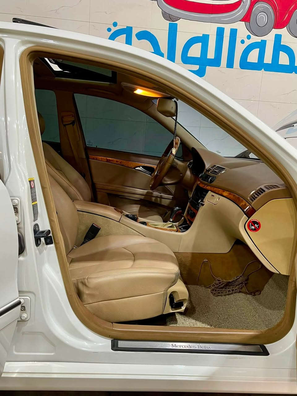 مارسدس W211 E350 2007
وكالة خليجية ELEGANCE
اللون ابيض داخل جلد عسلي 
مكينة ٦ سلندر ٣٥٠٠ تنفس طبيعي
كير ٧ نمر وضعية سبورت وكمفرت 
نظيفة جدا سيرفس كامل صفر مسج 
وكالة خليجيه بدون حادث  
دفع خلفي المرغوب، تحكم ستيرن
ستيرن كهرباء ، فتحة ، برده خلفية كهرباء 
لايت داينمك ، بلوجكتر سمارت 
زراك لايت ، جام ازرق اوتو
كشنات جلد كهرباء خزن ميموري
حساسات امامية خلفية ، اوتو هولد
ويل ١٧ ، تاير عالي ، صدر جديد 
ارضيات شركة تبريد ثلج 
 بدون اي نقص رقم بغداد باسمي
بيع او مرواس بموديل احدث 
العنوان بغداد
 سعر $١٥٨
تواصل ***********
