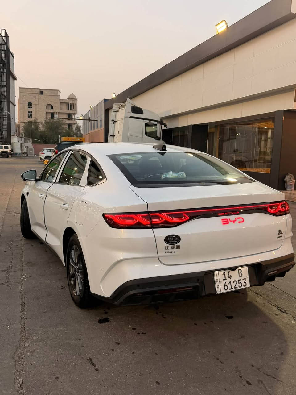 السلام عليكم
byd 
QinL 2025 
باسمي تحويل ثاني يوم 
رقم بصره مكفوله عده طخه على كد صبع بالجاملغ وما مبين بسيط جداً 
فول قماره حديد
١٣ كامرا
اوتو بارك
داخل اسود جلد 
ماشيه 23 الف 
جديده جداً السياره 
المكان: البصره مجمع النسيم 
الرقم : *********** 
السعر :158 وبيها مجال بسيط جدا وانا خادم
