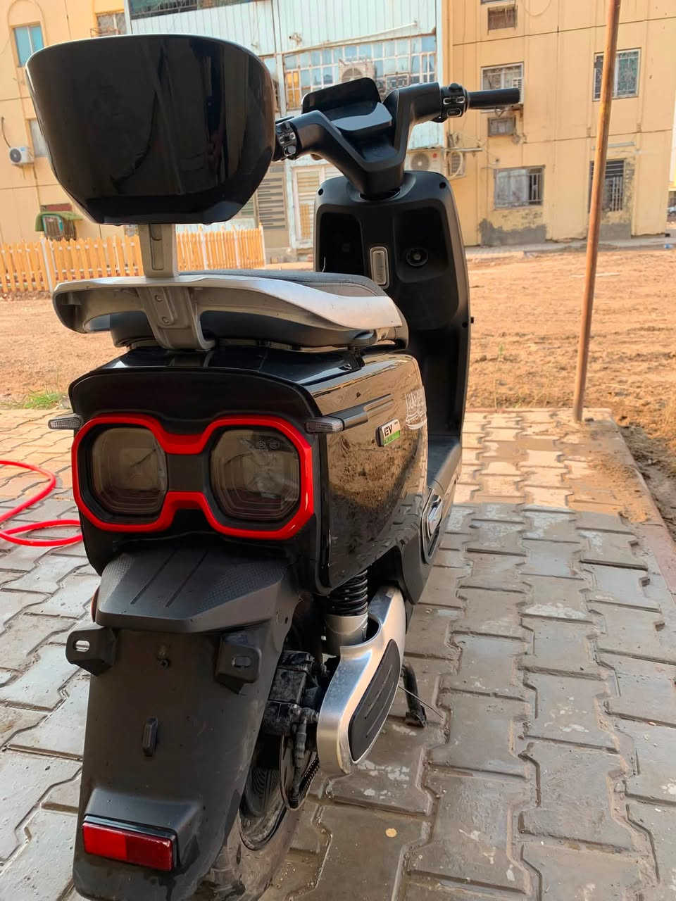 ريان ام عيون للبيع 
6 بطاريات 🔋 
سرعة 60 
شاحنتها الاصليه و وصل الشراء موجود 
الدراجه كامله مابيها نقوصات وكلشي شغال
السعر 650 مكاني بغداد الطالبية 
***********
