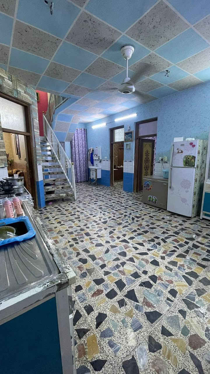 السلام عليكم ورحمة الله وبركاته، بيت ركن للبيع مساحه 150, الواجهيه 10 ونزال 15 يحتوي على 3 مداخل للبيت، استقبالين ومطبخ و4 غرف نوم ويحتوى على 3 خدمات ومنورين وسطحين طابو ملك صرف بناء حديث درجه الاستفسار الاتصال على الرقم الاستفسار الاتصال على الرقم *********** العنوان بغداد طريق الثعالبه جاي من مستشفى حماد شهاب منطقه حي الانتصار التصنيع البيت قريب على الشارع العام
