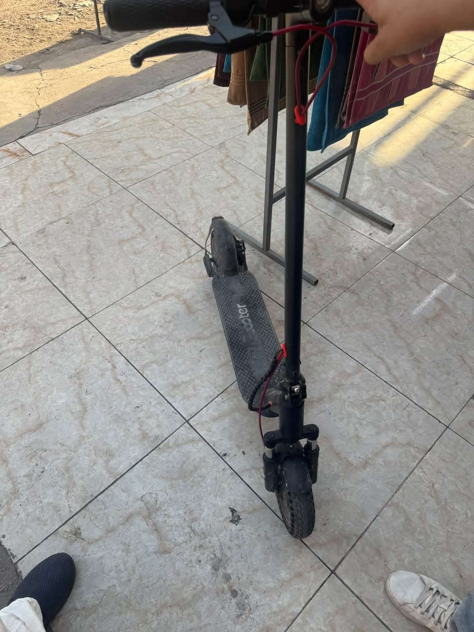سكوتر شحن وضع مثل ما واضح بل الصوره كلشي بس تمام فقط نقص بي الستاند يتحمل وزن 150  اخذنا 400 الف رايدينه 300وبي مجال بسيط للشراي متواجد وتساب ***********
