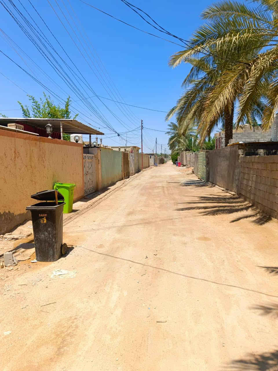 دار (( للبيع )) كربلاء المقدسه 
         (( طريق بغداد -كربلاء عامود 128 خلف مدينه سيد الاوصياء فرع اسواق الدولار )) 
         (( طابو زراعي اقرار محكمه تدوير مباشر مع صاحب الدار  )) 
--------------------------------------------------------------------------
المساحة  ((   225 متر   -البناء 110. -الحديقه 115 )) 
السعر      ((  115 مليون مَعٌ المَجِآلَ )) 
--------------------------------------------------------------------------
يتكون من  :
طابق ونصف 
الطابق الاول 
غرفه +صاله+ استقبال+ مطبخ حار خارجي ومطبخ بارد داخلي
حمامات داخليه خارجيه كراج +حديقه
نصف طابق فوك.***
غرفه +صاله +حمامات +سطح 
--------------------------------------------------------------------------
           (( ملاحظة )) 
البناء صب كونكريت مسلح
طابوق 
عرض الشارع 6متر 
#ماء+مجاري +كهرباء باب البيت +مولد ذهبي
--------------------------------------------------------------------------
للاستفسار الاتصال على الإرقام
***********رقم صاحب البيت 

--------------------------------------------------------------------------
