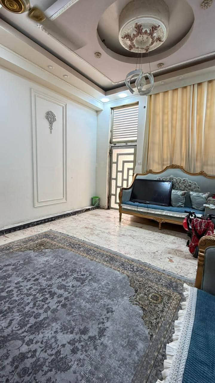 بيت للبيع 200م  رقم العقار 33932 طابو غير مطلوب بناء 2012 وتشطيبات جديده2025 …
طابقين  : طابق الاول غرفه وصاله كبيره وصحيات ومطبخ واستقبال والارضيه مرمر اسباني  
الطابق ال2 
4غرف وحمام 
طابو كونكريت الطابق الاول والثاني عكاده 
سعر البيع 265 مليون وبي مجال للشراي 
الموقع  الناصريه حي اور الثانيه شارع السبيس 
للاستفسار  ***********
