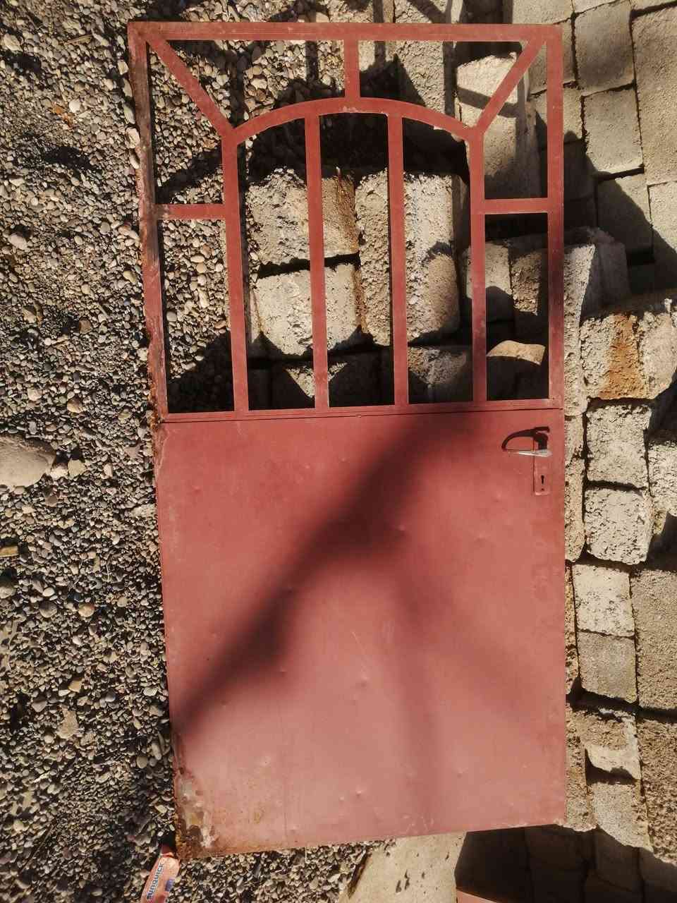 7ابواب من الحديد القديم حديد ثقيل للبيع سعر الباب50وبي مجال اتصل ودلل ***********
