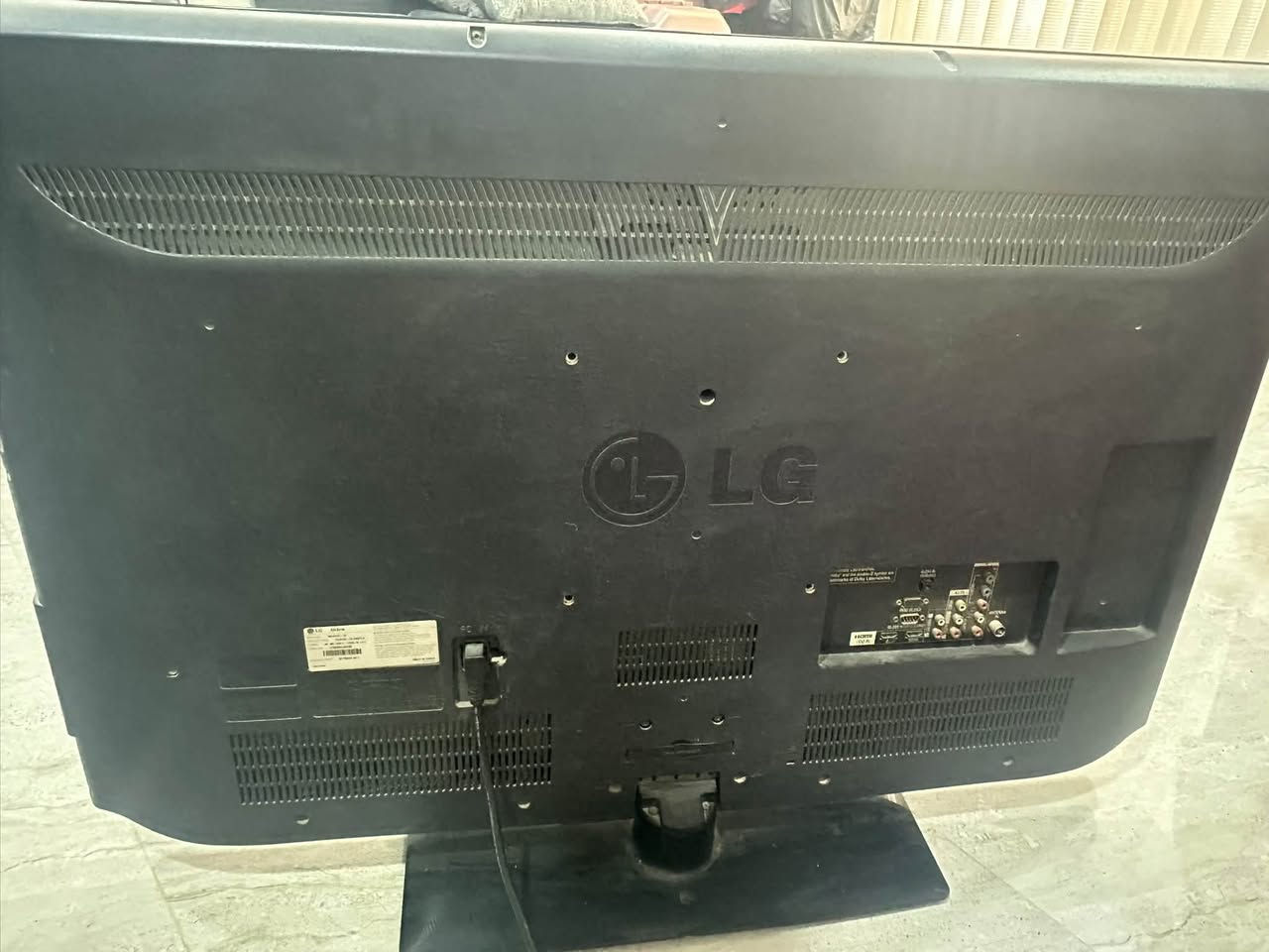 تلفزيون LG بحالة ممتازة للبيع 📢
الشاشة شغالة ونظيفة جداً وبدون أي مشاكل، وتصلح للغرف، الدوانية، أو لتوصيل الستلايت والبلايستيشن.

📌 المواصفات:

 الماركة: LG الأصلي.

 الحجم: 32 بوصة.

 المنافذ: يحتوي على منفذ HDMI + منافذ AV (الألوان) + منفذ VGA للكمبيوتر.

 الملحقات: الرموت الأصلي .

💡 ملاحظة: الشاشة تقدر تحولها سمارت بسهولة عن طريق ربط أجهزة الـ TV Stick أو الـ TV Box على منفذ الـ HDMI.

🛑السعر 90 الف 🛑

العنوان موصل المزارع 

الرقم ***********
