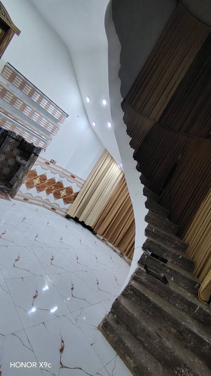 سلام عليكم ورحمة الله وبركاته منزل البيع موقع حي فرات طريق سنيه سياحي قرب سكه قطار لاستفسار *********** سند ٢٥ مساحه ٣٤٠ وحديقه ١٠٠ بنيان حديث مسلح كونكريت البيت جاهز يبعد عن شارع العام ٨٠ متر اربع غرف نوم وصاله ومطبخ حار وبارد صحبات جوه وبره لاستقبال مناور كافه خدمات ماي كهربائي مولد شارع

نص مكتوب في الصور:
- HONOR X9c