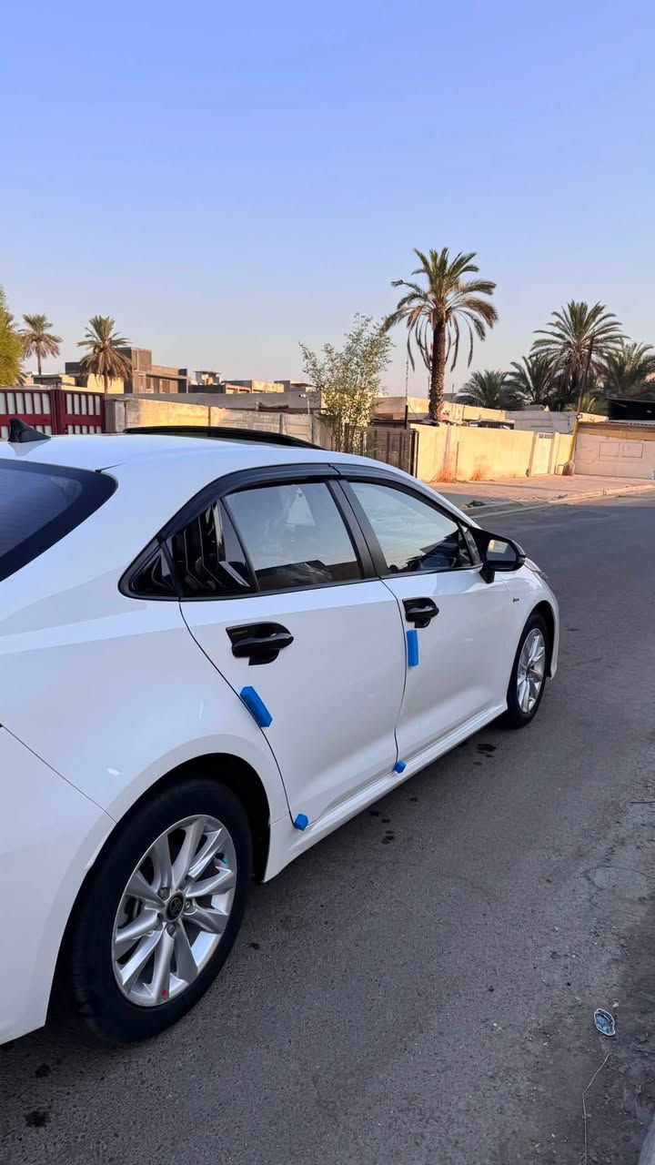 السلام عليكم 
كورلا هايبرد الشكل الخليجي موديل 2024 للبيع 
فول مواصفات كشنات جلد ، فتحه سقف ، بصمة ، رادار ، تثبيت مسار ، لايت زينون وباقي لمواصفات لمعروفه 
السيارة عليها اضافات ؏ شكل الخارجي مري باتمان سبايدر يدات بلاك سكوبات خلفية ومطريات وكڤر بانزين بلاك
ماشية 25 الف كيلو السيارة حيل نظيفه على ايدي مابيها قطره صبغ فقط بارد شبر تقريباً بحافة الباب عكس السايق وباقي سيارة مكفولة 
رقم بغداد بأسمي تحويل ثاني يوم 
السعر 151$ ورقة وبيها مجال حك الجية
 مكاني بغداد المنصور للاستفسار ***********
