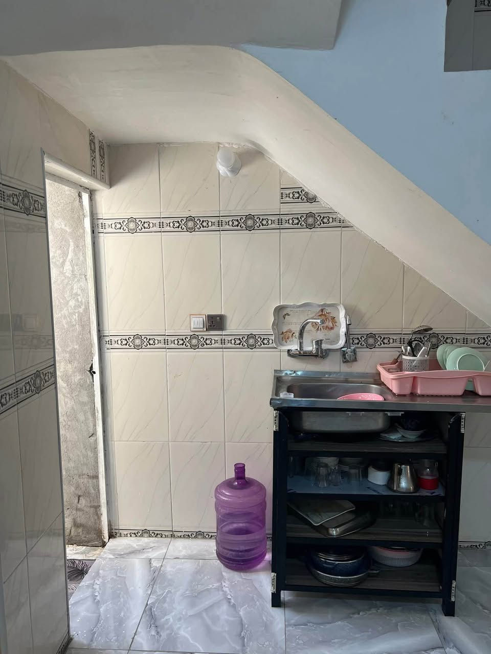 :
📣 عرض جديد ومميز من مكتب عقارات الأمير في بابل 📣

🏠 دار للبيع جاهز للسكن - مساحة 100 متر!

📍 الموقع: بابل - الوردية (سيف سعد) / شارع الغسل - الشارع المجاور لشارع المشجر.

📐 المواصفات والتفاصيل:
 المساحة: 100 متر مربع.
 الواجهة: 5 متر.
 طبيعة البناء: طابق واحد (بناء طابوق).
 الملكية: طابو زراعي.
🛋️ التصميم والتقسيم الداخلي:
 غرفة نوم
مطبخ 
مجموعة داخلية
مناور عدد /2
 هول
 صالة استقبال
 مجموعة صحيات خارجية

💰 السعر المطلوب: 37 مليون دينار (قابل للتفاوض)

📞 للتواصل والاستفسار (يتوفر واتساب على الرقمين):
نستقبل كافة استفساراتكم وعروضكم السكنية والتجارية عبر الأرقام التالية:

 📲 زين / أثير: ***********7 (يتوفر واتساب)
 📲 آسياسيل: *********** (يتوفر واتساب)

🏢 مكتب عقارات الأمير في بابل
(خدمتكم غايتنا.. ونستقبل جميع عروضكم للبيع، الشراء، والإيجار)
