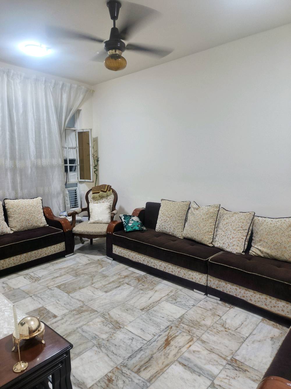 بيت مساحه 100 متر واجهه 5 نزال 20 متكون من طابقين ومخزن طابق الاول طرمه و صحيات خارجيه استقبال ومطبخ وصحيات داخليه وهول طابق ثاني غرفتين نوم وصحيات  وطابق ثالث بيتونه ومخزن وسطح امامي سعر 310 مليون وبي مجال موقع كلش حلو امام منتزهه موقع .... حي اور خلف جامع الفردوس 
