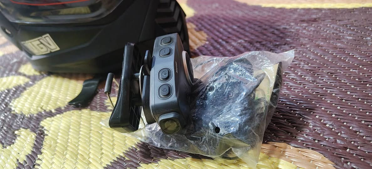 خوذه من ماركه VGV من ماركه غنيه عن تعريف وكامره فوگ خوذه بسعر غير وكامره الي ما مشدودة بلخوذه بسعر45 هيه كامره وهيه سماعه خوذه تواصل ع رقم +واتس *********** ماموجود فيس بحكم شغلي

