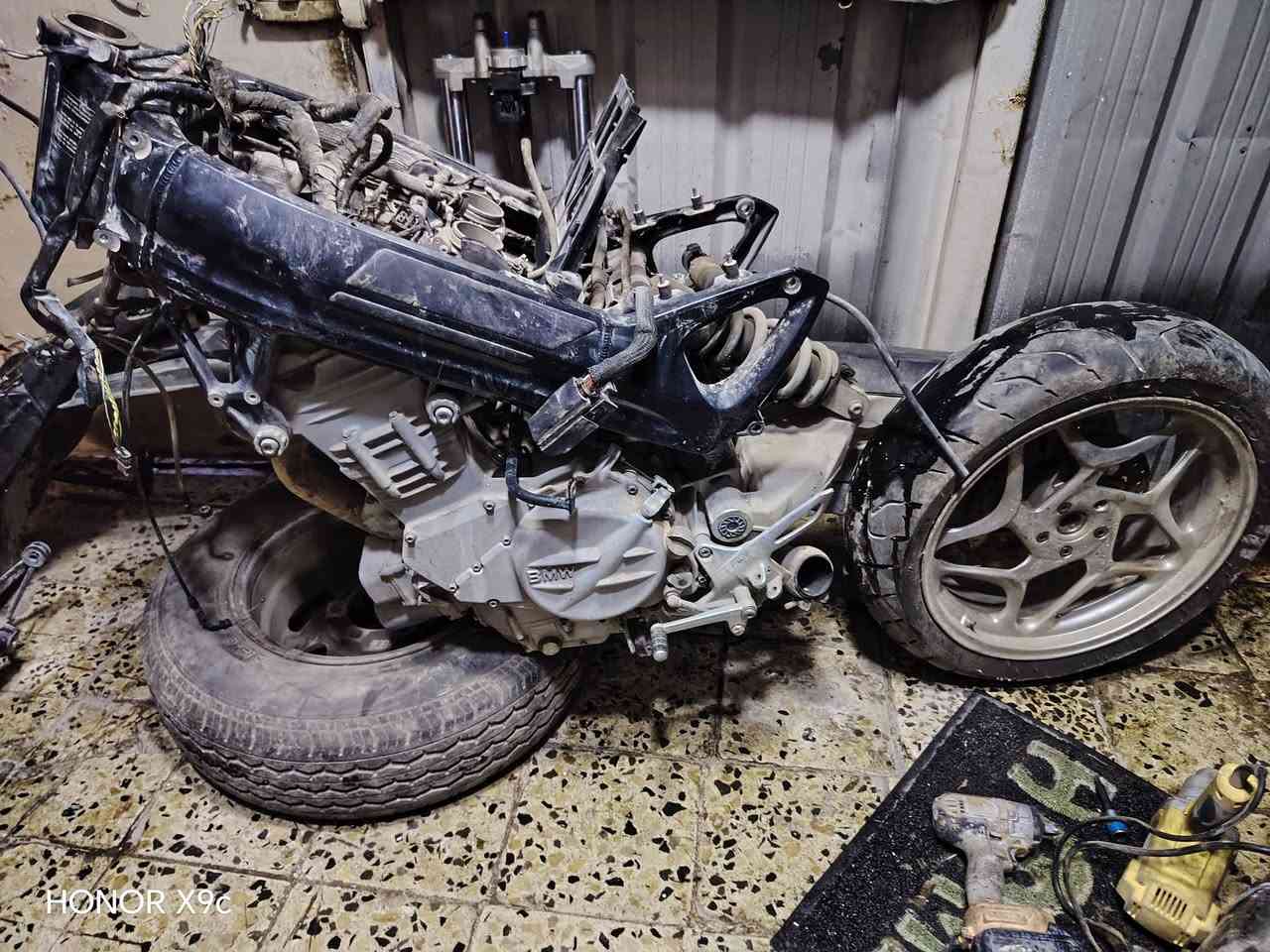 السلام عليكم دراجه bmw f800 st تفصيخ شلعه كمله هاذا رقمي ***********
