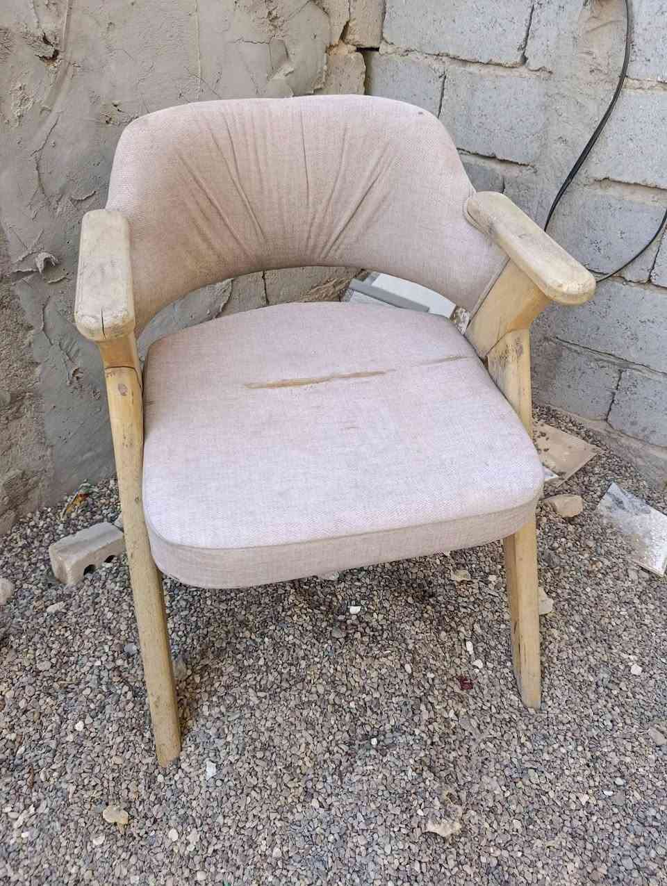 اغراض بيت 
مراوح عدد 2 ب 25 الف 
كراسي خشب  عدد 2 ب 25
ميز طعام ب 30 
زولية ٤×6 ب 50
الحلة ابي خستاوي 
***********
