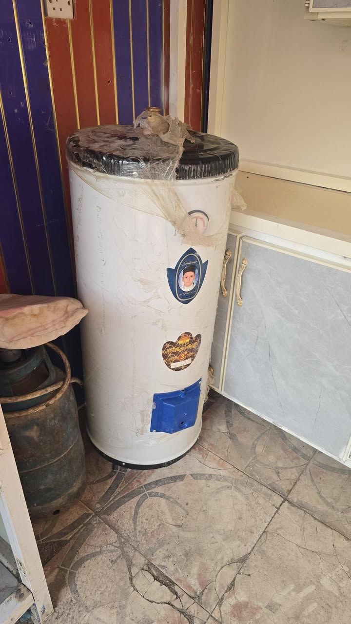 من رخصه الأدمن كيزر ملك الطحان الحجم الوسط هيتره وياه هديه جديد بالجيس مامستعمل سعره ٧٠الف الشراي يتصل *********** ***********٢٠٥
