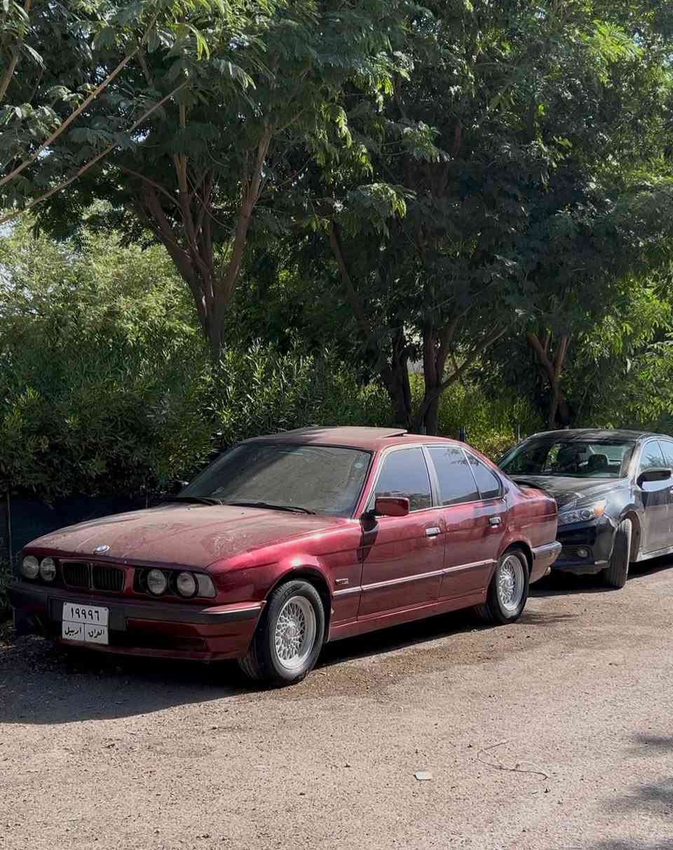 فرۆشتن و گۆڕینەوە
Bmw 528
رەقەم و سەنەوی و بەناو کردن و غەرامە بەشەرت
مەکینە ٥٢٨ ی تاک دیجتاڵە
ئەکسلی ٣.٢١ ی بیلاد قفڵی لەسەرە
گێڕی zf ی لەسەرە
ئەقڵی بەرمەجەیە
ساڵۆنسای سستەم سپۆرتە
ماشا اللە تا حەزکەی بەقوەتە
..
سەیارەکە فولە بەس گێر عادیە
ناو زەردە 
چوار جام کارەبایە
٦ کەلەیە
ئاوێنەی گوێ بەرخە
تاقمێ ویل و تایەی حەسیری جوان لە ژێرە
سەیارەکە دەعامی بەردەم بۆ دەعامی دوا بەشەرت دارو بەرد
*********** سەیارەکە لە کەلارە كالار, السليمانية
