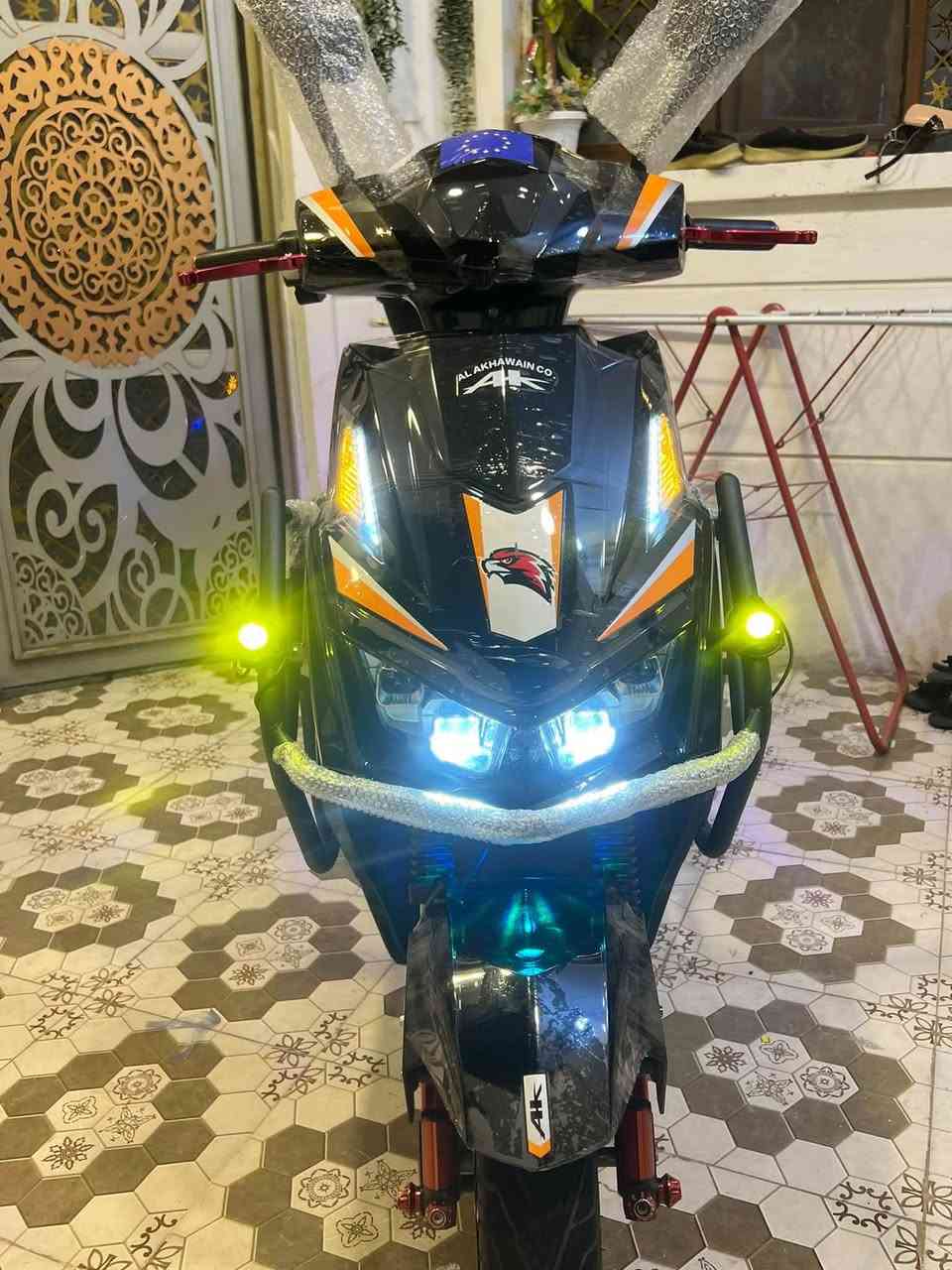 السلام عليكم
دراجه شركة الاخوين 🛵سكنس فحــــل
موديل2026
موطور بالكارتون جديد
(اخو الزيروو مستخدم 25يوم فقط مكفول حتى من الشخط ...)
(بطاريات عدد 6 على فحص ) 
فول مواصفات ملف(4000W)
(نظام  R) (نظام P)
(مخرج شحن USP) 
(سرعة 122حقيقي) (سرع 4)
(سويجات 2+بصمات2+كرتات2+سويجات جنطه خلفيه2)
(مثبت سرعة) 
أناره محيطيه متغيرة الألوان امامي خلفي 
لايت زنون عالي ناصي 
دبلات امامي خلفي رياضيه +ويل امامي رياضي+يدات بريك رياضي 
سماعة بلاتوث بلادي 
جنطه خلفيه بلاديه
اشاير يمنة يسرة دبل اشارة
السعر775الف  وبي مجال 
الموقع داخل الرمادي 
الاستفسار :***********
