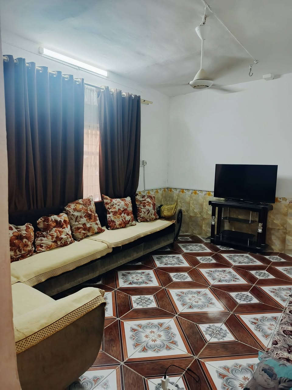 السلام عليكم ورحمة الله وبركاته

🏠 دار للبيع في كربلاء

📐 المساحة: 250 م²

📜 جنس العقار: طابو صرف

🏡 البناء: قديم، ويحتوي على مشتمل مؤجّر حاليًا

📍 الموقع: كربلاء – حي العسكري – سوق العابد، قرب مول الأمير

📞 للتواصل: ***********
