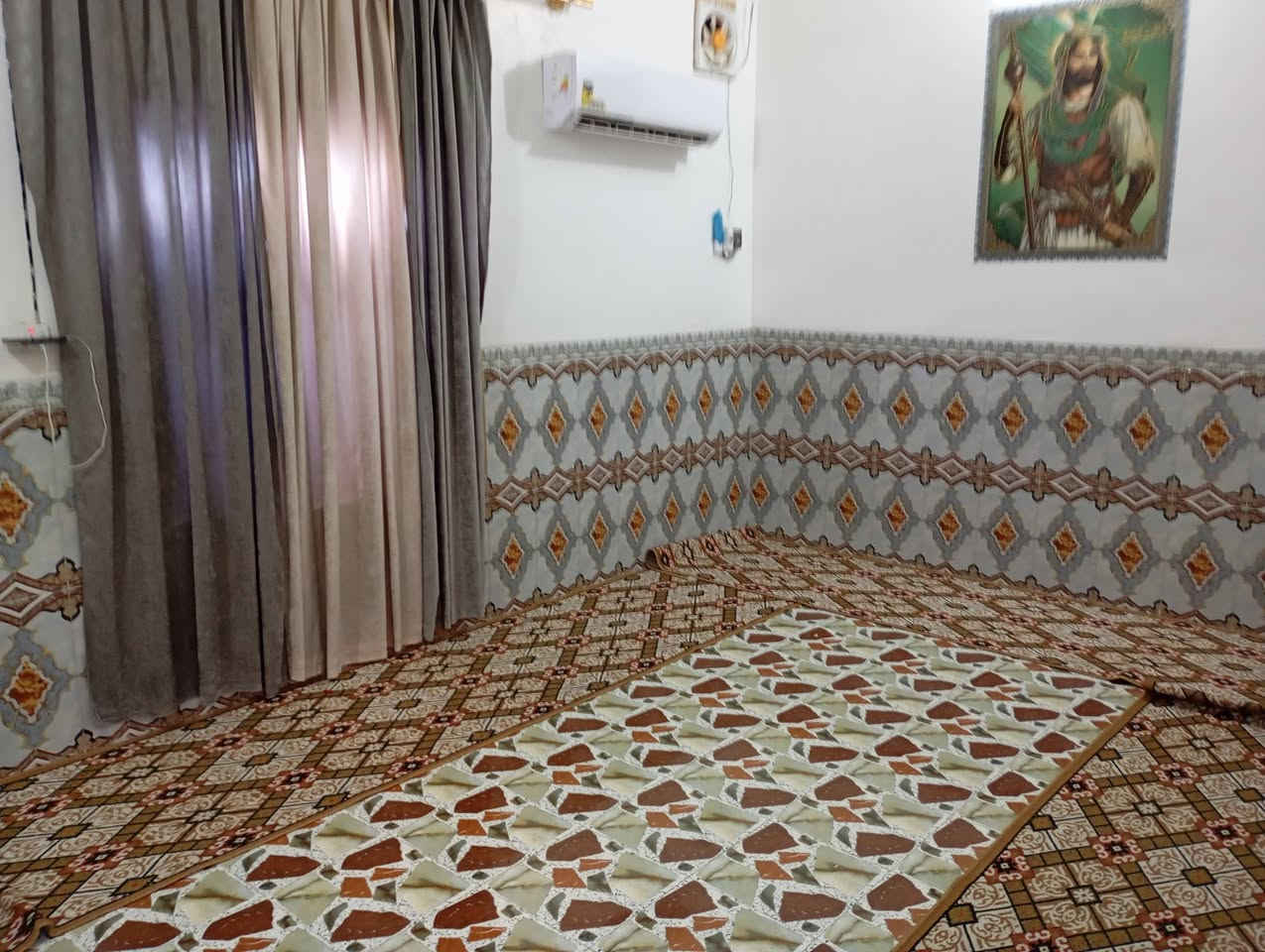 بيت للبيع المساحة الكلية (150م)
يحتوي على 
-ثلاث غرف
- صالة 
ـ استقبال 
-مطبخ 
- صحيات 
-  حر ما عليه سلفة مداور ثاني يوم 
العنوان الحولي قرب سيد جمال الياسري 
الاستفسار ***********
