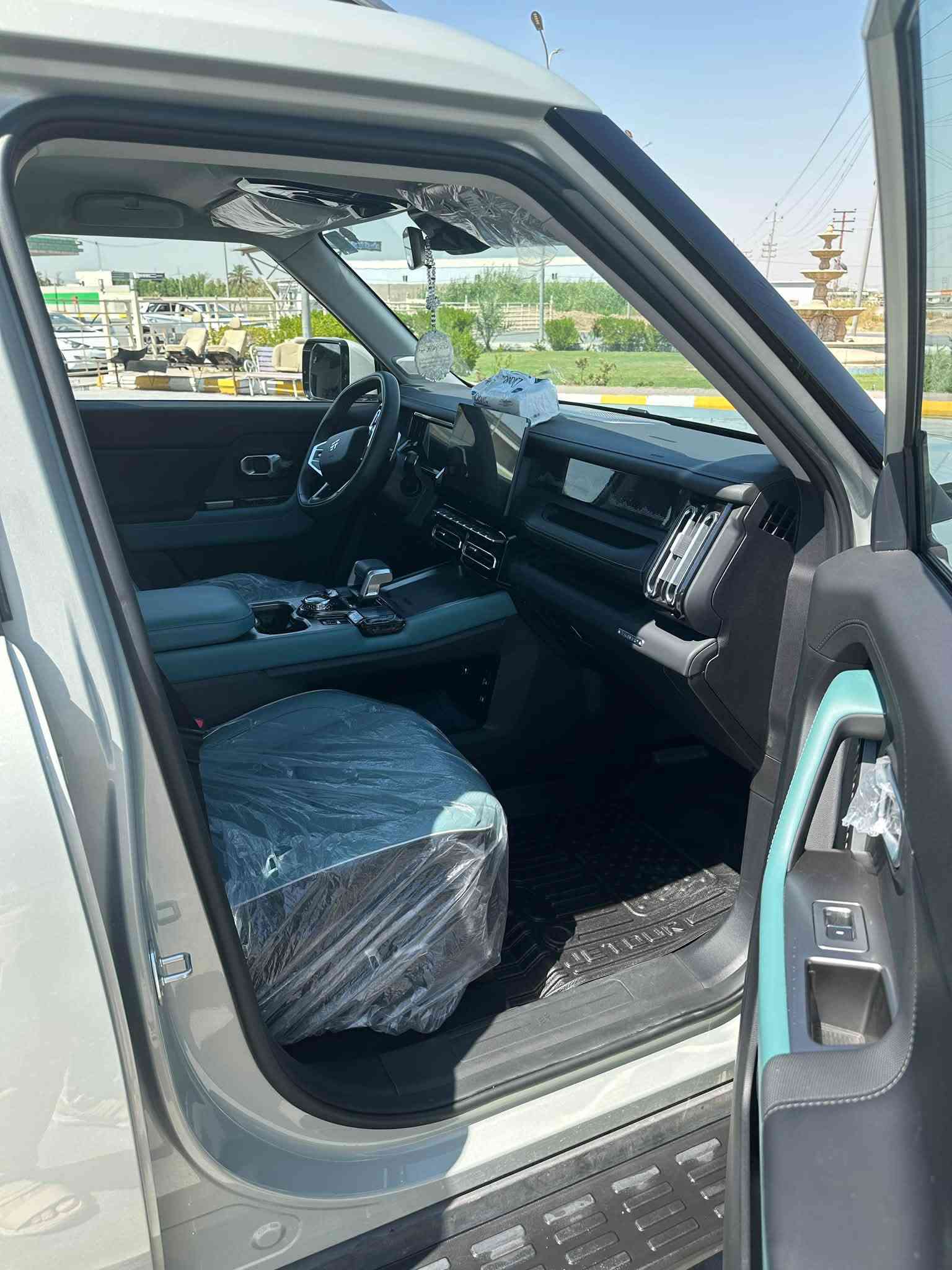 – JETOUR T1 2026  -     فئة Comfort 2.0L 8AT
•   🛣️  المسافة المقطوعة   1700 قابل للزياده

------------------------------------------------------------

✅ المواصفات :

• القير: 8 سرعات أوتوماتيكية 8AT
• نظام الدفع: دفع أمامي
• القوة الحصانية: 254 حصان
• العزم: 390 نيوتن.م
• استهلاك الوقود: 8.1 لتر لكل 100 كم
• كاميرات محيطية 360°
• نظام مراقبة النقطة العمياء
• حساسات اصطفاف كاملة
• نظام المراعي للوقوف الأوتوماتيكي (Autohold)
• نظام التحكم بنزول المنحدرات
• نظام مساعد لصعود المرتفعات
• نظام مكابح مانعة للانغلاق ABS
• نظام التحكم بالثبات ESC
• وسائد هوائية أمامية وجانبية
• رنجات ألمنيوم قياس 19 إنش
• شاشة وسطية قياس 12.8 إنش
• شاشة عدادات رقمية قياس 10.25 إنش
• دعم أبل كاربلاي وأندرويد أوتو
• مثبت سرعة
• مقصورة جلد فاخر
• المقاعد الأمامية كهربائية
• تهوية وتدفئة للمقاعد الأمامية
• الإضاءة الأمامية والخلفية LED
• صندوق كهربائي بلمسة
• شاحن هاتف لاسلكي
• وضعيات قيادة متعددة
• نظام الدخول الذكي (بصمة)
• مسند يد (كونسول) أمامي
• فلتر تنقية هواء N95
• نظام مراقبة ضغط الإطارات

🛠️ الضمان

• الضمان الأساسي: 6 سنوات + عداد كم مفتوح
• ضمان المحرك: 10 سنوات أو 1,000,000 كم

الاستفسار الاتصال 
***********
